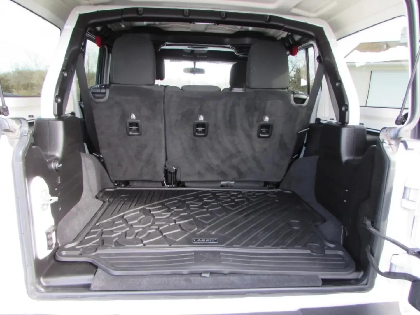 2019 /Black Jeep Wrangler Unlimited Sport S (1C4HJXDN9KW) with an 2.0L L4 DOHC 16V TURBO engine, 6A transmission, located at 12830 Highway 21, De Soto, MO, 63020, (636) 337-7777, 38.153099, -90.573624 - Are you ready to elevate your weekend adventures and family outings? Look no further than this stunning 2019 Jeep Wrangler, the ultimate SUV for those who crave exploration and versatility. Whether you're navigating the winding roads of De Soto, MO, or tackling rugged trails, this vehicle is designe - Photo#27