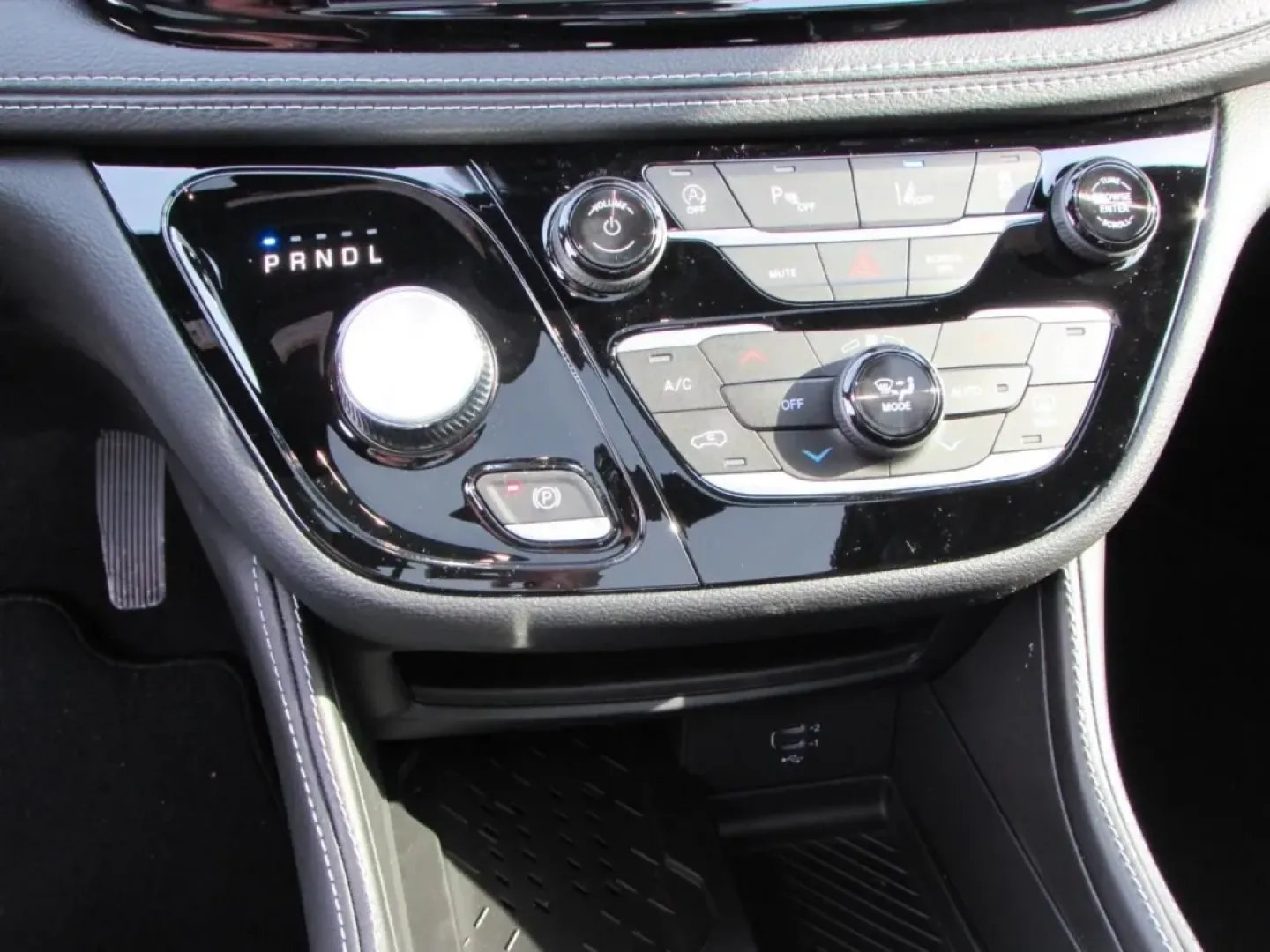 2026 /Black Chrysler Pacifica Limited (2C4RC3GG6TR) with an 3.6L V6 DOHC 24V engine, Automatic transmission, located at 12830 Highway 21, De Soto, MO, 63020, (636) 337-7777, 38.153099, -90.573624 - ### Discover the 2026 Chrysler Pacifica Limited: Your Ultimate Family Minivan<br /> <br /> Are you ready to elevate your family's travel experience? The 2026 Chrysler Pacifica Limited is here to redefine family adventures, making every road trip, school drop-off, and grocery run a breeze. With its s - Photo#21