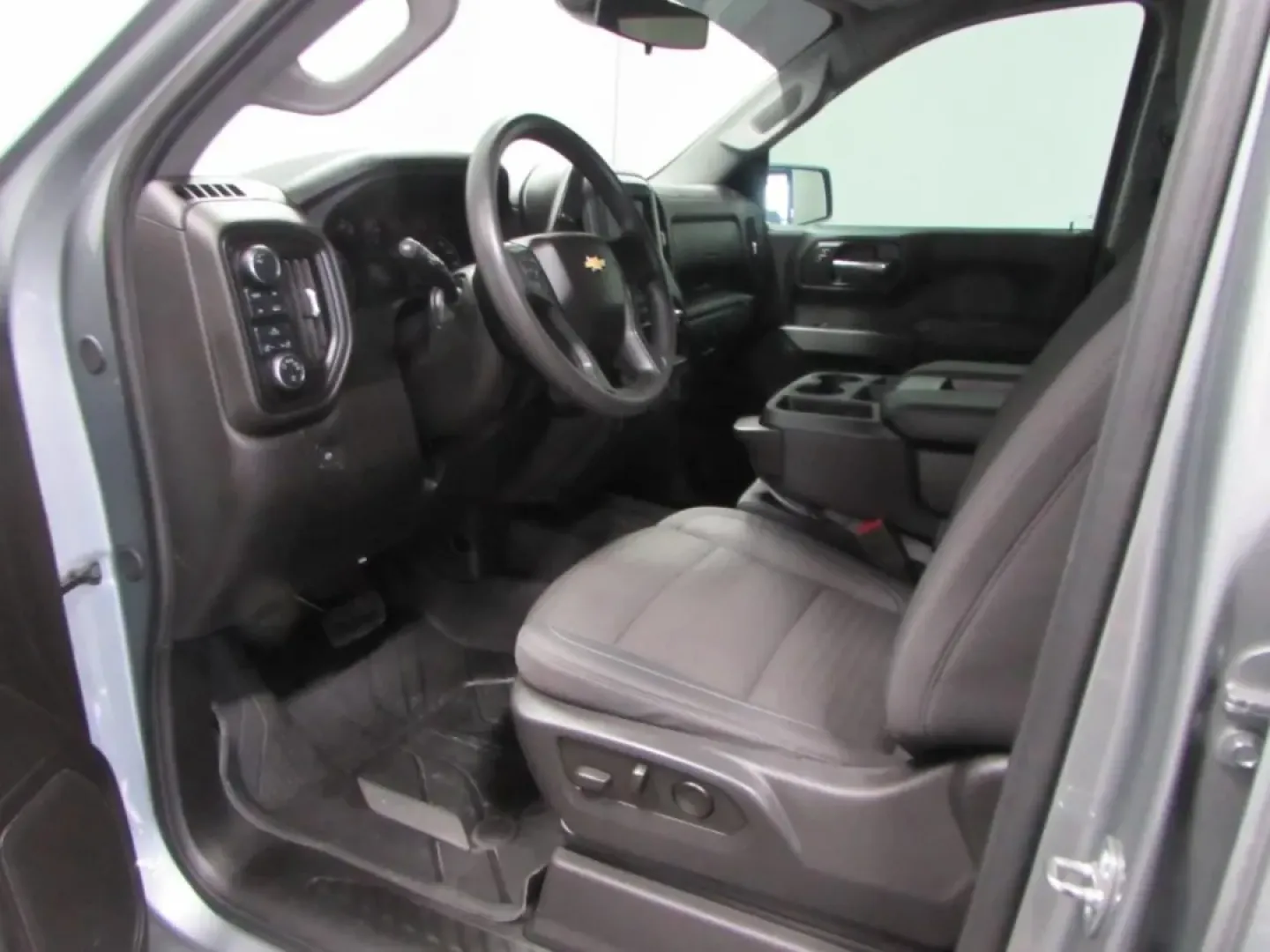 2024 /Black Chevrolet Silverado 1500 Custom (1GCPDBEK7RZ) with an 2.7L L4 DOHC 16V TURBO engine, Automatic transmission, located at 12830 Highway 21, De Soto, MO, 63020, (636) 337-7777, 38.153099, -90.573624 - **Unleash Your Adventurous Spirit with the 2024 Chevrolet Silverado 1500 at Pettus CDJR DeSoto!**<br /> <br /> Are you ready to elevate your lifestyle with a truck that can handle everything from weekend adventures to daily commutes? Look no further than this impressive 2024 Chevrolet Silverado 1500 - Photo#12