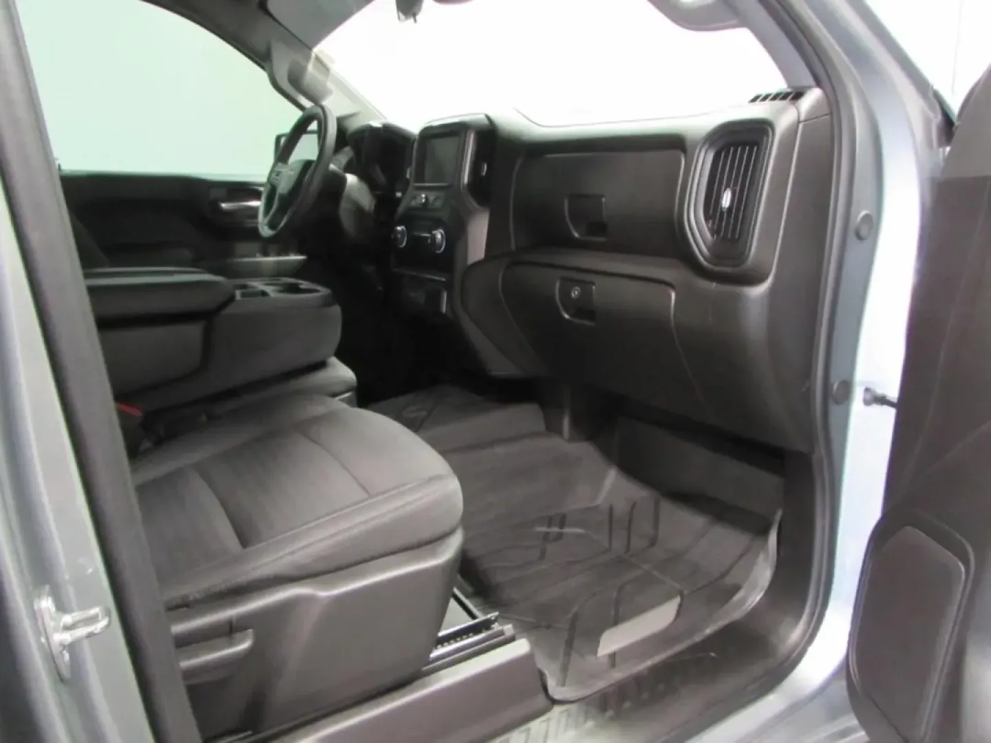 2024 /Black Chevrolet Silverado 1500 Custom (1GCPDBEK7RZ) with an 2.7L L4 DOHC 16V TURBO engine, Automatic transmission, located at 12830 Highway 21, De Soto, MO, 63020, (636) 337-7777, 38.153099, -90.573624 - **Unleash Your Adventurous Spirit with the 2024 Chevrolet Silverado 1500 at Pettus CDJR DeSoto!**<br /> <br /> Are you ready to elevate your lifestyle with a truck that can handle everything from weekend adventures to daily commutes? Look no further than this impressive 2024 Chevrolet Silverado 1500 - Photo#16