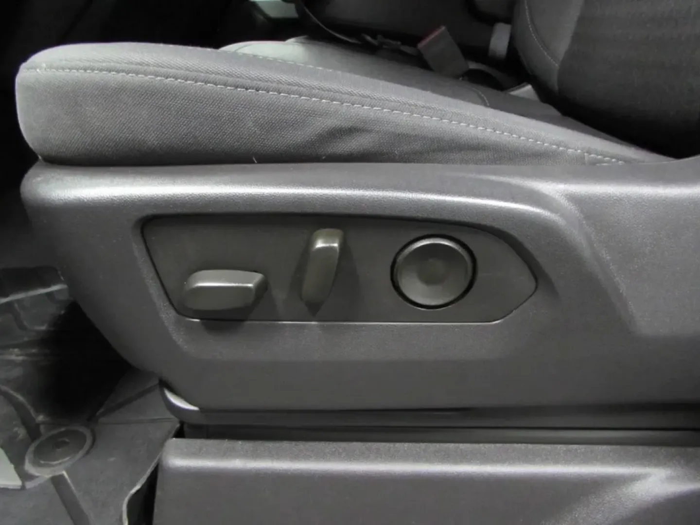 2024 /Black Chevrolet Silverado 1500 Custom (1GCPDBEK7RZ) with an 2.7L L4 DOHC 16V TURBO engine, Automatic transmission, located at 12830 Highway 21, De Soto, MO, 63020, (636) 337-7777, 38.153099, -90.573624 - **Unleash Your Adventurous Spirit with the 2024 Chevrolet Silverado 1500 at Pettus CDJR DeSoto!**<br /> <br /> Are you ready to elevate your lifestyle with a truck that can handle everything from weekend adventures to daily commutes? Look no further than this impressive 2024 Chevrolet Silverado 1500 - Photo#19