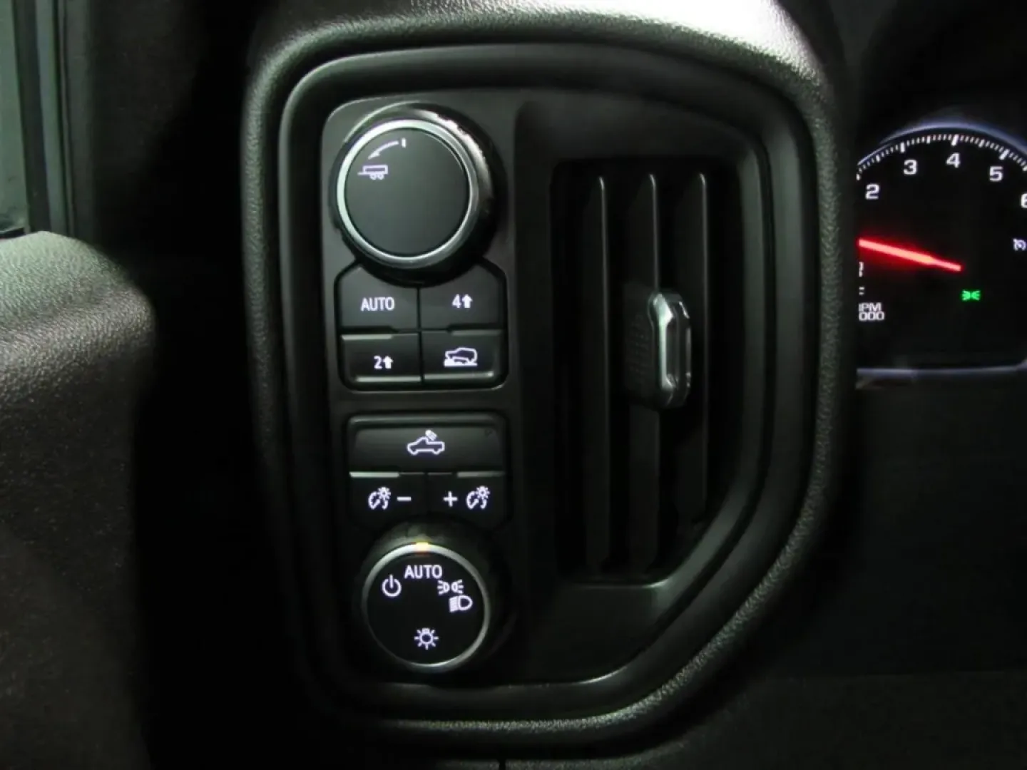 2024 /Black Chevrolet Silverado 1500 Custom (1GCPDBEK7RZ) with an 2.7L L4 DOHC 16V TURBO engine, Automatic transmission, located at 12830 Highway 21, De Soto, MO, 63020, (636) 337-7777, 38.153099, -90.573624 - **Unleash Your Adventurous Spirit with the 2024 Chevrolet Silverado 1500 at Pettus CDJR DeSoto!**<br /> <br /> Are you ready to elevate your lifestyle with a truck that can handle everything from weekend adventures to daily commutes? Look no further than this impressive 2024 Chevrolet Silverado 1500 - Photo#21