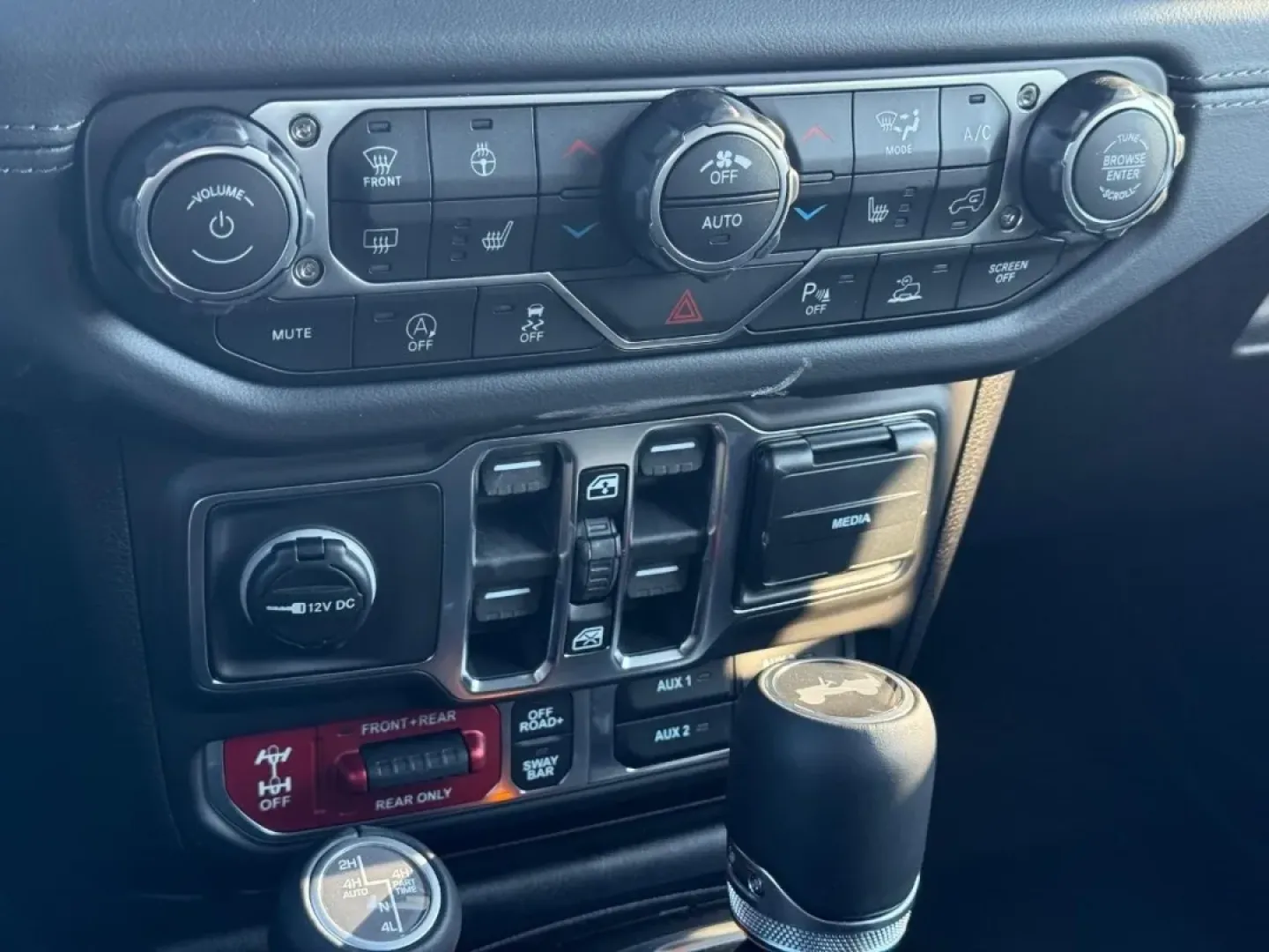 2026 /Black Leather Jeep Wrangler Rubicon X (1C4RJXFG8TW) with an 3.6L V6 engine, Automatic transmission, located at 970 Woodlawn Dr., Farmington, MO, 63640, (573) 431-7800, 37.825642, -90.468674 - Are you ready to elevate your outdoor adventures or daily commute? The 2026 Jeep Wrangler Rubicon X is the perfect companion for those who crave both rugged terrain and city streets. With its iconic design and unbeatable versatility, this SUV is ideal for weekend warriors, off-road enthusiasts, or a - Photo#15