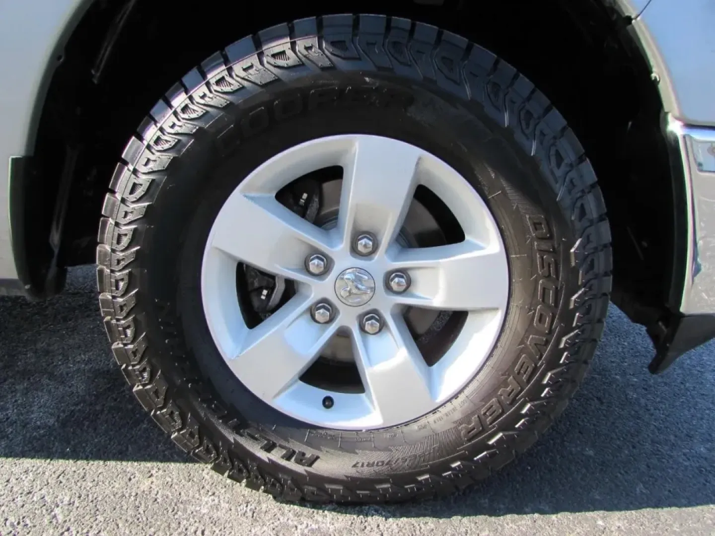 2019 /Black Ram 1500 SLT (1C6RR6TTXKS) with an 5.7L V8 OHV 16V engine, 8A transmission, located at 12830 Highway 21, De Soto, MO, 63020, (636) 337-7777, 38.153099, -90.573624 - Elevate your lifestyle with the perfect blend of power, style, and functionality that comes with the 2019 Ram 1500-a truck designed for those who demand more from their vehicle. Whether you're a weekend warrior heading off for an adventure, a busy professional navigating long commutes, or a growing - Photo#5