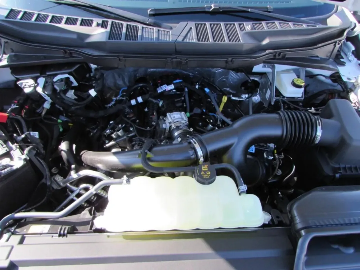 2026 /Black Ford F-150 STX (1FTEW2LP3TK) with an 2.7L V6 EcoBoost engine, 6A transmission, located at 12836 Highway 21, De Soto, MO, 63020, (636) 337-7777, 38.151867, -90.575615 - Transform your daily routine with the 2026 Ford F-150 STX, an exceptional choice for anyone seeking a powerful truck that doesn't sacrifice comfort and technology. Whether you're a busy professional commuting through De Soto or planning a weekend adventure in the scenic Ozarks, this rugged yet refin - Photo#8