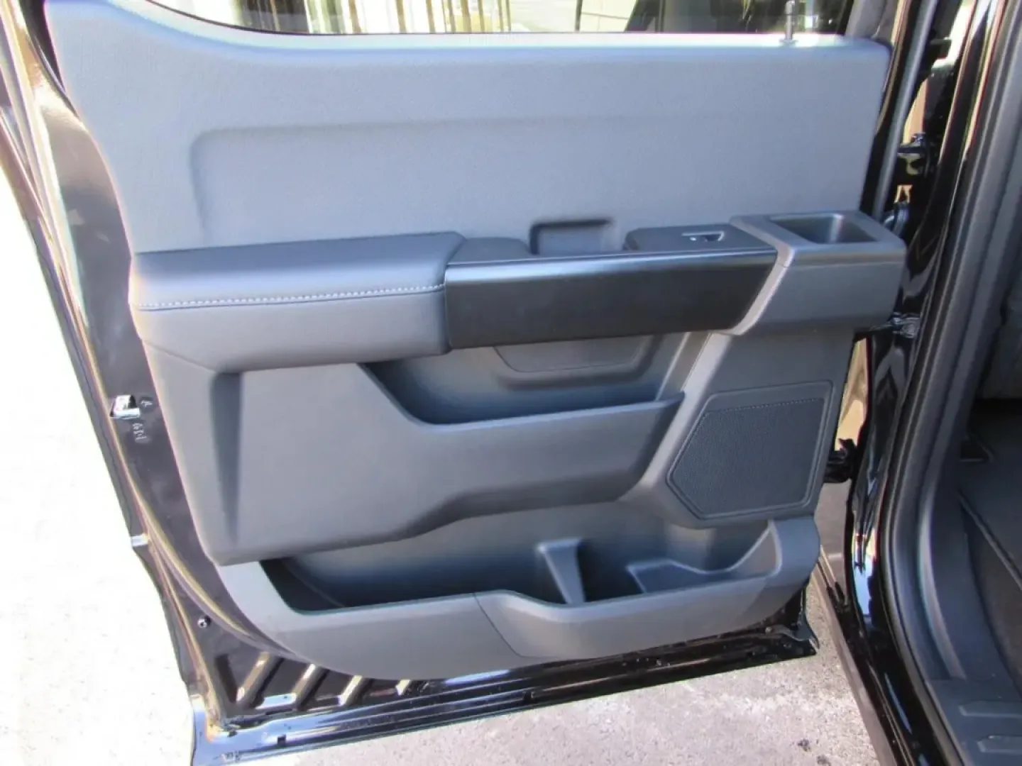 2026 /Black Ford F-150 STX (1FTEW2LPXTK) with an 2.7L V6 EcoBoost engine, 6A transmission, located at 12836 Highway 21, De Soto, MO, 63020, (636) 337-7777, 38.151867, -90.575615 - Looking for the perfect truck to enhance your work-life balance, family adventures, or weekend getaways? Look no further! At Pettus Ford De Soto in De Soto, MO, we present to you a fantastic opportunity to own a near-new 2026 Ford F-150 STX. With just 5 miles on the odometer, this quality used vehic - Photo#24