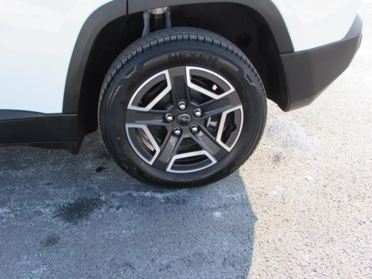 2026 /Global Black Jeep Cherokee Laredo (3C4PJMB22TT) with an 1.6L L4 DOHC 16V HYBRID engine, located at 12830 Highway 21, De Soto, MO, 63020, (636) 337-7777, 38.153099, -90.573624 - Picture your next weekend: a quick grocery run in De Soto turns into a spontaneous drive down Highway 21, then a family-friendly detour toward Washington State Park or a scenic cruise past the shops and eateries near Main Street-without worrying about weather, road conditions, or fuel stops. This ** - Photo#9