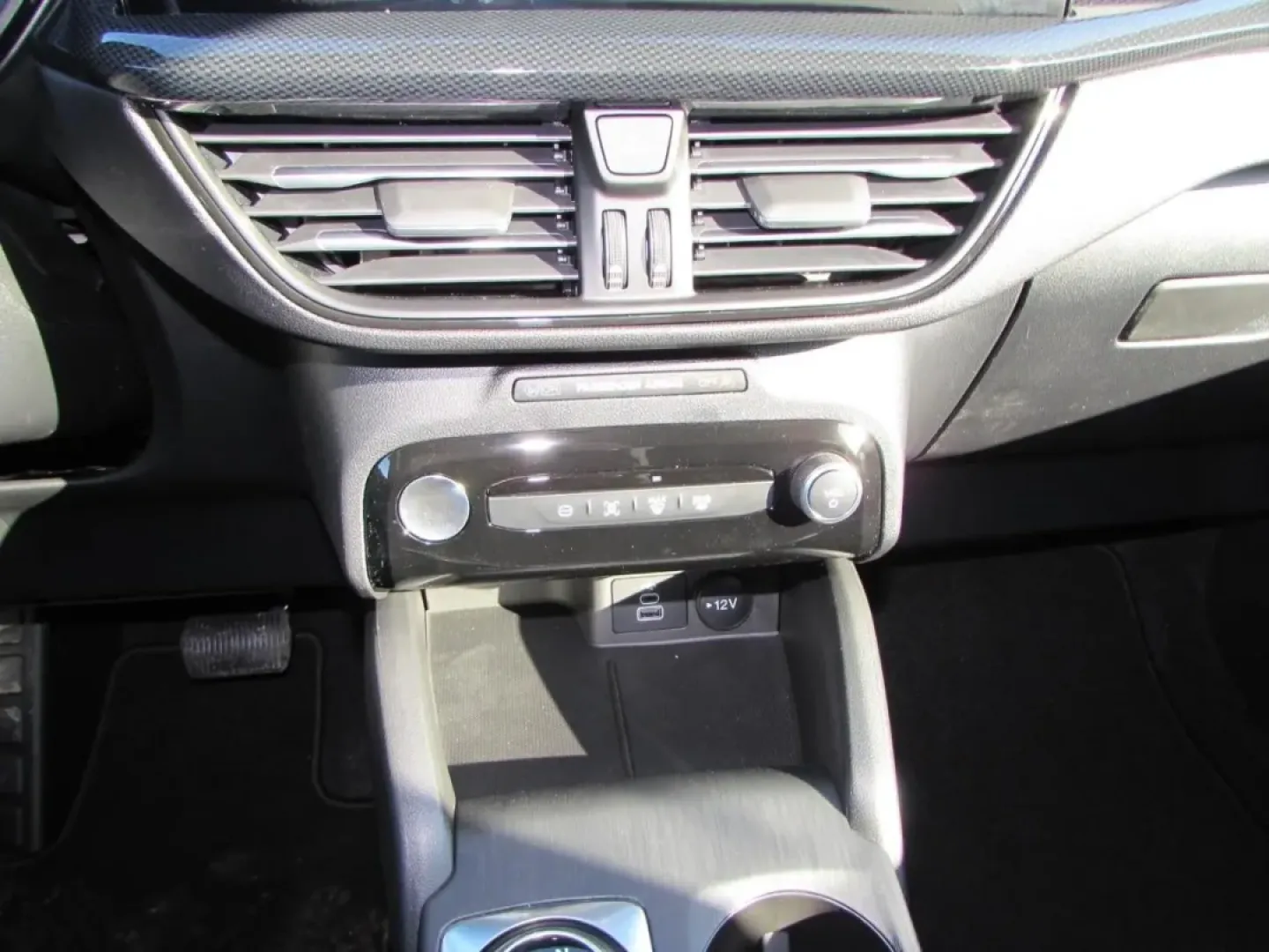 2026 /Ebony Ford Escape ST-Line Select (1FMCU9NZ1TU) with an 2.5L iVCT Atkinson Cycle I-4 Hybrid engine, CVT transmission, located at 12836 Highway 21, De Soto, MO, 63020, (636) 337-7777, 38.151867, -90.575615 - If your week is a mix of school drop-offs, I-55 commutes, and weekend getaways to the parks and backroads around Jefferson County, this 2026 Ford Escape Hybrid ST-Line Select is built for your real life. With All Wheel Drive confidence, hybrid efficiency, and a sporty ST-Line vibe, it's the kind of - Photo#19