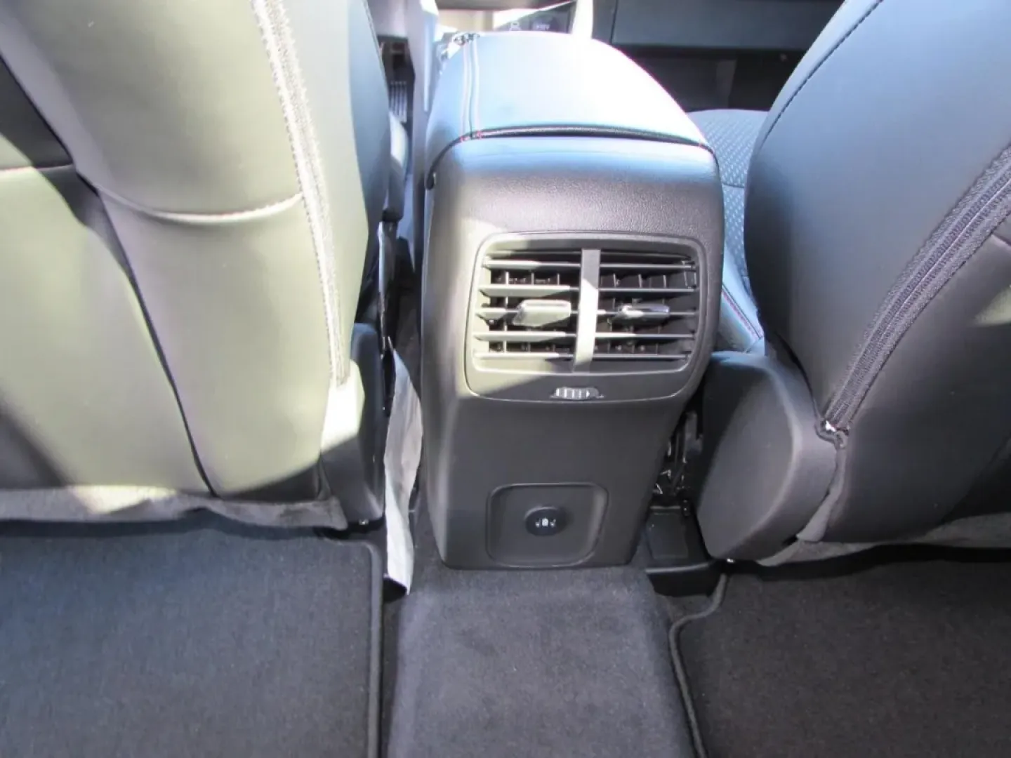 2026 /Ebony Ford Escape ST-Line Select (1FMCU9NZ1TU) with an 2.5L iVCT Atkinson Cycle I-4 Hybrid engine, CVT transmission, located at 12836 Highway 21, De Soto, MO, 63020, (636) 337-7777, 38.151867, -90.575615 - If your week is a mix of school drop-offs, I-55 commutes, and weekend getaways to the parks and backroads around Jefferson County, this 2026 Ford Escape Hybrid ST-Line Select is built for your real life. With All Wheel Drive confidence, hybrid efficiency, and a sporty ST-Line vibe, it's the kind of - Photo#24