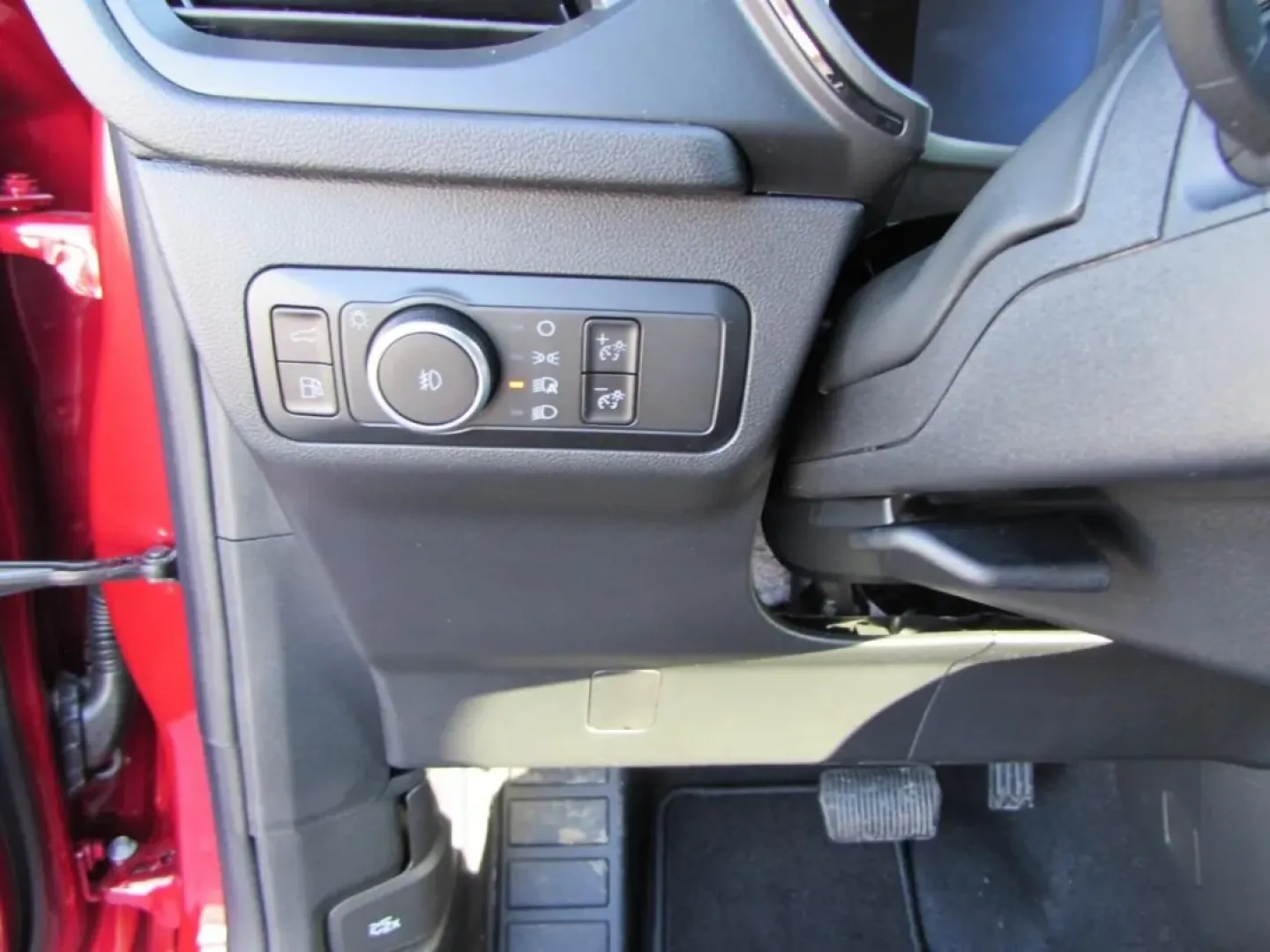 2026 /Ebony Ford Escape ST-Line Select (1FMCU9NZ1TU) with an 2.5L iVCT Atkinson Cycle I-4 Hybrid engine, CVT transmission, located at 12836 Highway 21, De Soto, MO, 63020, (636) 337-7777, 38.151867, -90.575615 - If your week is a mix of school drop-offs, I-55 commutes, and weekend getaways to the parks and backroads around Jefferson County, this 2026 Ford Escape Hybrid ST-Line Select is built for your real life. With All Wheel Drive confidence, hybrid efficiency, and a sporty ST-Line vibe, it's the kind of - Photo#40