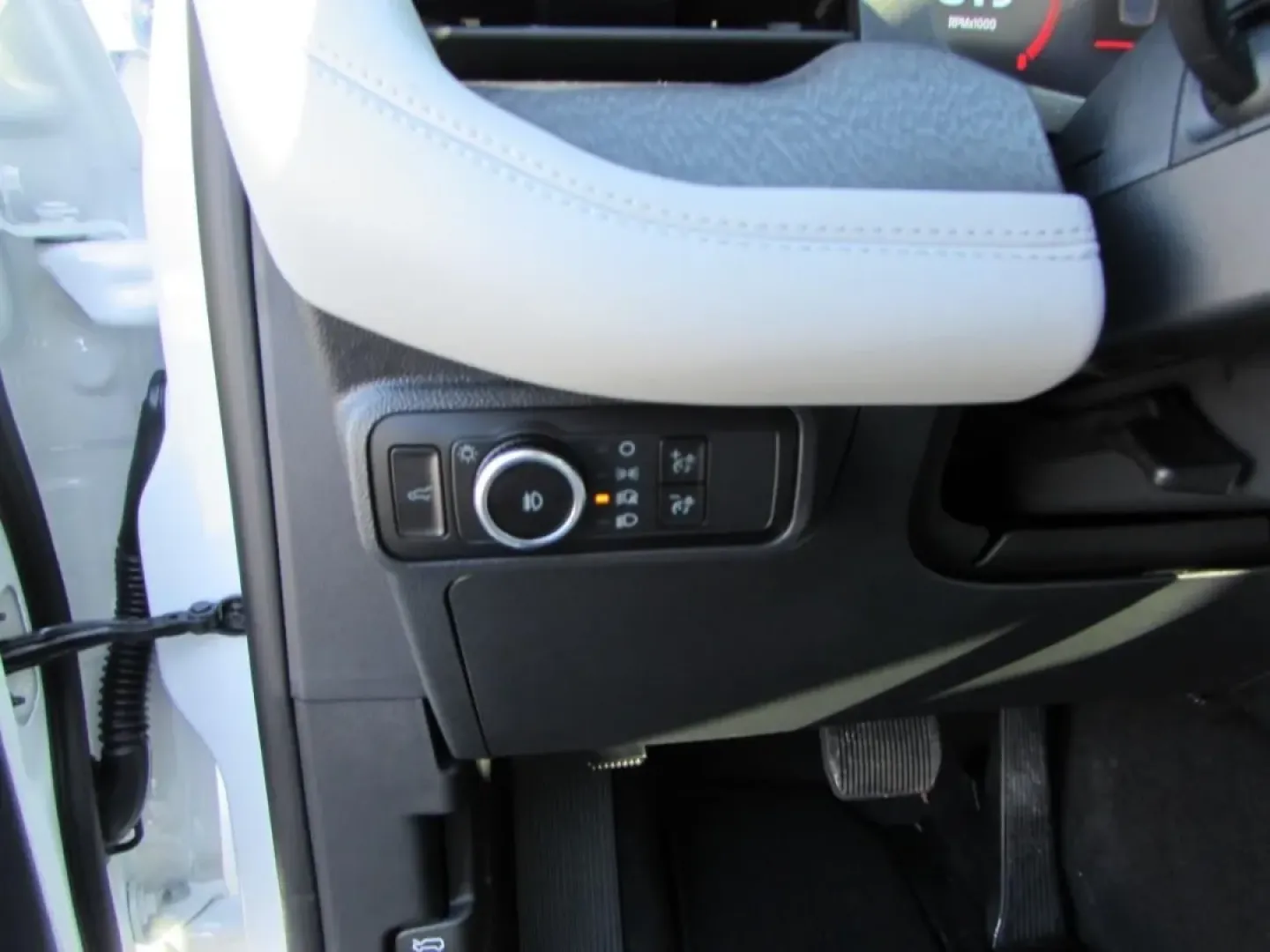 2026 /Salt Crystal/Onyx Ford Explorer Platinum (1FMUK8HH5TG) with an 2.3L EcoBoost I-4 engine, Automatic transmission, located at 12836 Highway 21, De Soto, MO, 63020, (636) 337-7777, 38.151867, -90.575615 - Build your next chapter around comfort, confidence, and room to roam-because a three-row SUV should make weekday carpools feel easy and weekend escapes feel effortless. This **2026 Ford Explorer Platinum** is a near-new, road-trip-ready SUV that fits life in and around De Soto, whether you're commut - Photo#19