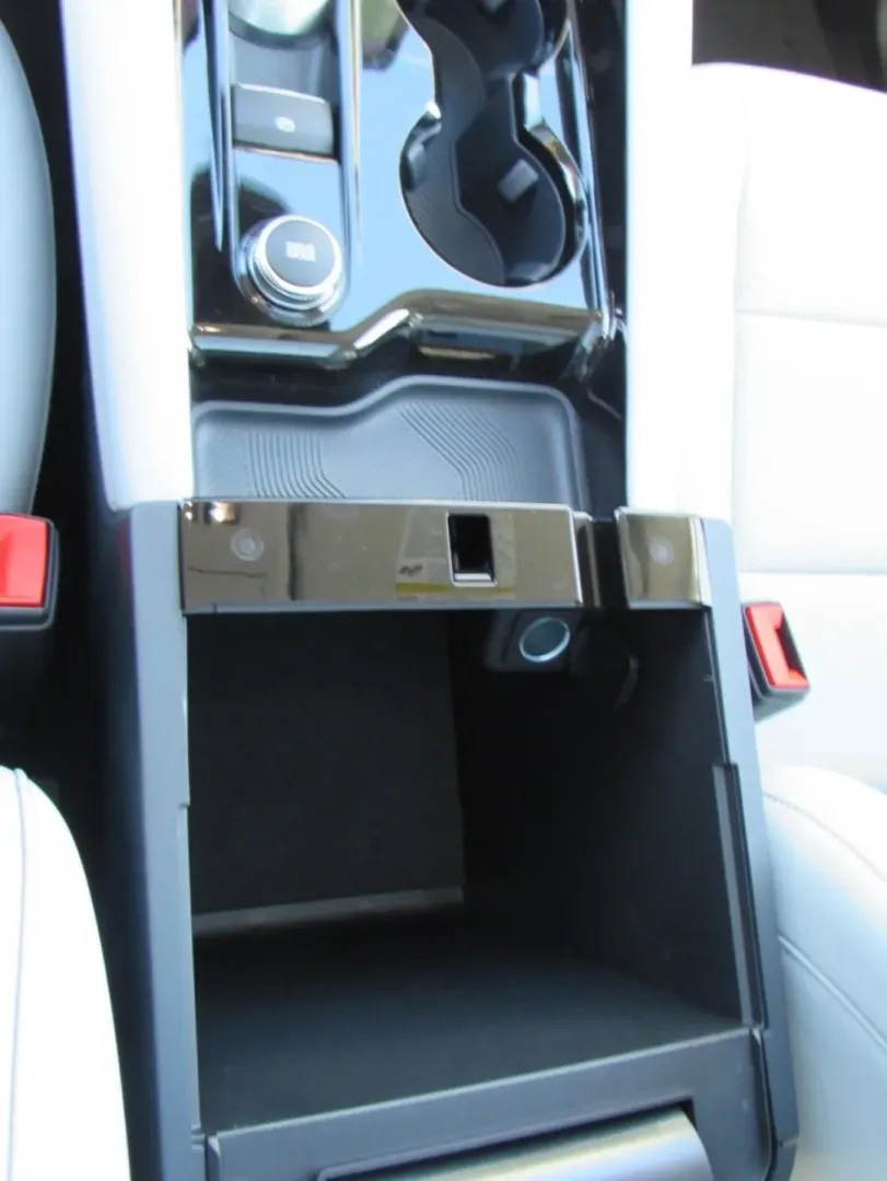 2026 /Salt Crystal/Onyx Ford Explorer Platinum (1FMUK8HH5TG) with an 2.3L EcoBoost I-4 engine, Automatic transmission, located at 12836 Highway 21, De Soto, MO, 63020, (636) 337-7777, 38.151867, -90.575615 - Build your next chapter around comfort, confidence, and room to roam-because a three-row SUV should make weekday carpools feel easy and weekend escapes feel effortless. This **2026 Ford Explorer Platinum** is a near-new, road-trip-ready SUV that fits life in and around De Soto, whether you're commut - Photo#27