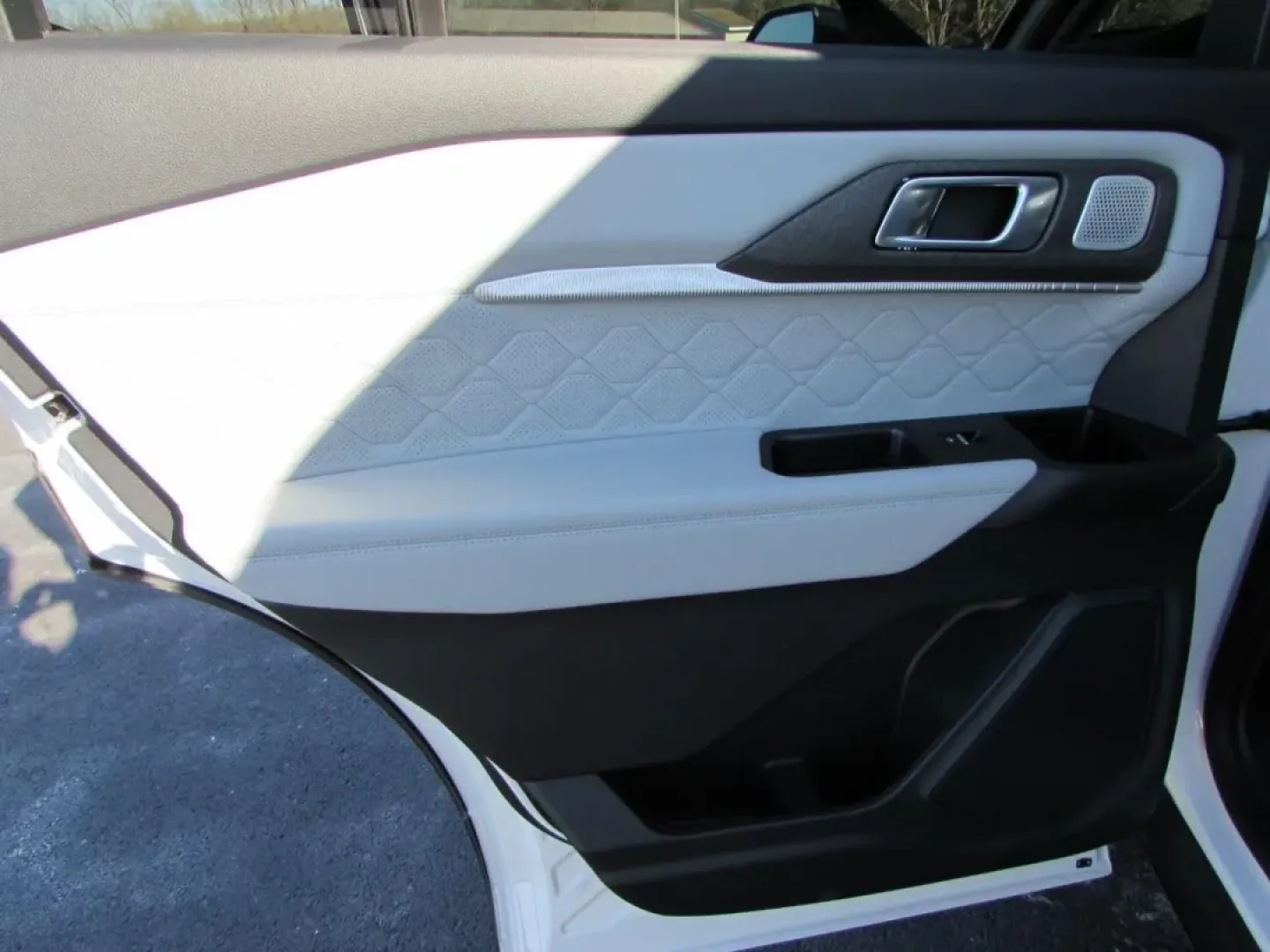 2026 /Salt Crystal/Onyx Ford Explorer Platinum (1FMUK8HH5TG) with an 2.3L EcoBoost I-4 engine, Automatic transmission, located at 12836 Highway 21, De Soto, MO, 63020, (636) 337-7777, 38.151867, -90.575615 - Build your next chapter around comfort, confidence, and room to roam-because a three-row SUV should make weekday carpools feel easy and weekend escapes feel effortless. This **2026 Ford Explorer Platinum** is a near-new, road-trip-ready SUV that fits life in and around De Soto, whether you're commut - Photo#29