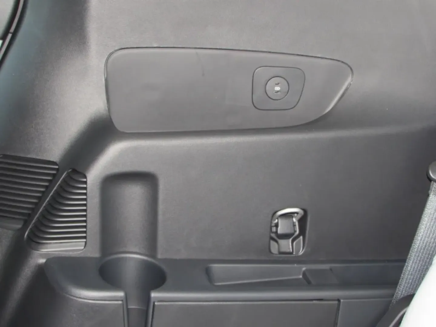 2026 /Salt Crystal/Onyx Ford Explorer Platinum (1FMUK8HH5TG) with an 2.3L EcoBoost I-4 engine, Automatic transmission, located at 12836 Highway 21, De Soto, MO, 63020, (636) 337-7777, 38.151867, -90.575615 - Build your next chapter around comfort, confidence, and room to roam-because a three-row SUV should make weekday carpools feel easy and weekend escapes feel effortless. This **2026 Ford Explorer Platinum** is a near-new, road-trip-ready SUV that fits life in and around De Soto, whether you're commut - Photo#33