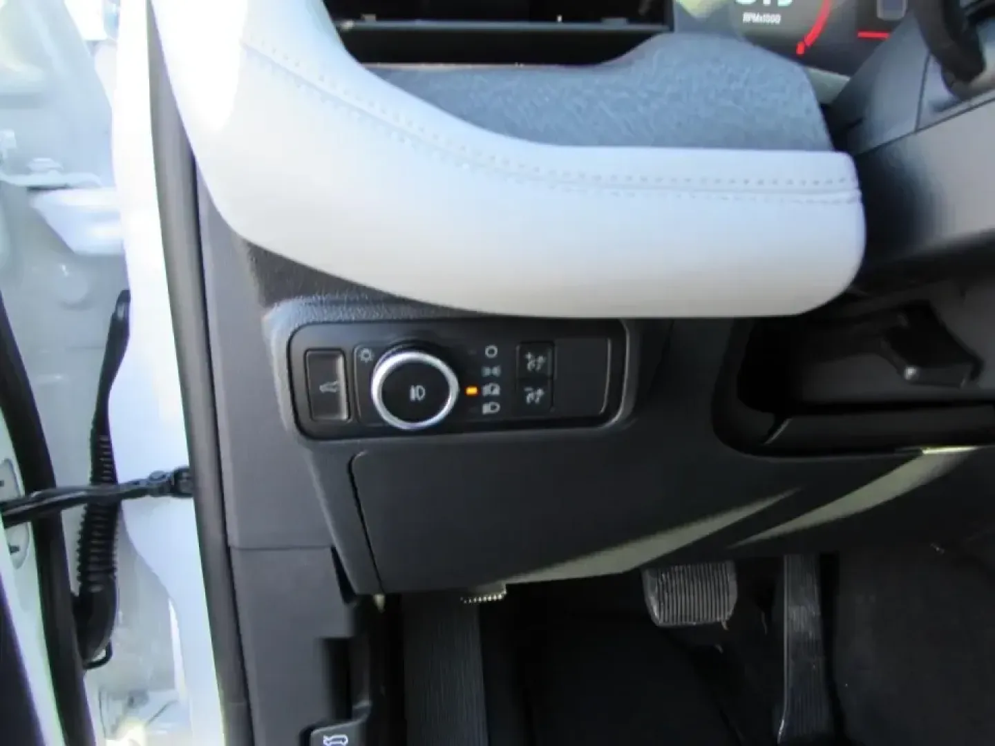 2026 /Salt Crystal/Onyx Ford Explorer Platinum (1FMUK8HH5TG) with an 2.3L EcoBoost I-4 engine, Automatic transmission, located at 12836 Highway 21, De Soto, MO, 63020, (636) 337-7777, 38.151867, -90.575615 - Build your next chapter around comfort, confidence, and room to roam-because a three-row SUV should make weekday carpools feel easy and weekend escapes feel effortless. This **2026 Ford Explorer Platinum** is a near-new, road-trip-ready SUV that fits life in and around De Soto, whether you're commut - Photo#19