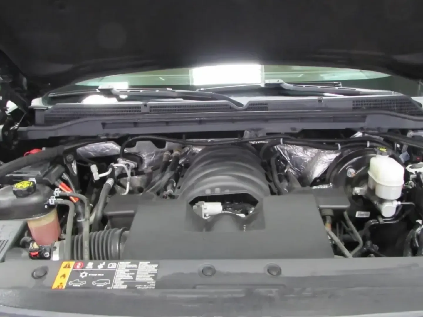 2018 /Cocoa/Dune GMC Sierra 1500 SLT (3GTU2NEC1JG) with an 5.3L V8 OHV 16V engine, 6A transmission, located at 12830 Highway 21, De Soto, MO, 63020, (636) 337-7777, 38.153099, -90.573624 - Need a truck that can handle weekday commutes in Jefferson County, weekend projects at home, and a spur-of-the-moment getaway down Highway 21? This 2018 GMC Sierra 1500 SLT Crew Cab 4WD is built for real life-comfortable enough for long drives, capable enough for tough jobs, and refined enough to fe - Photo#9