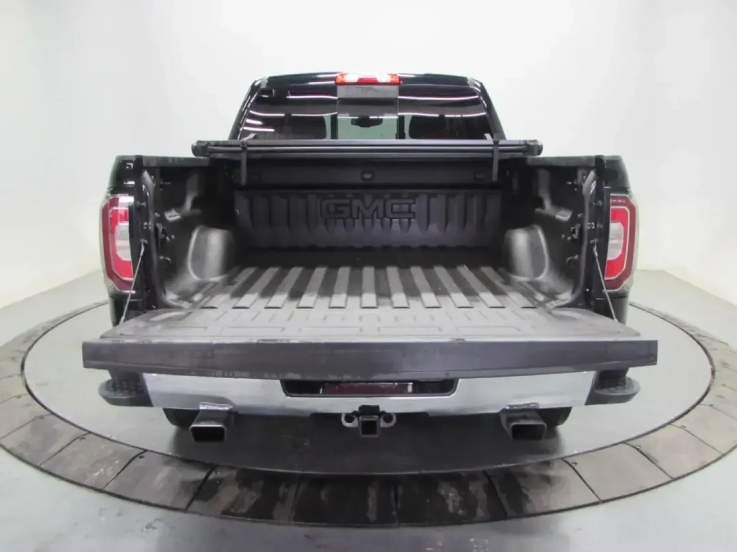 2018 /Cocoa/Dune GMC Sierra 1500 SLT (3GTU2NEC1JG) with an 5.3L V8 OHV 16V engine, 6A transmission, located at 12830 Highway 21, De Soto, MO, 63020, (636) 337-7777, 38.153099, -90.573624 - Need a truck that can handle weekday commutes in Jefferson County, weekend projects at home, and a spur-of-the-moment getaway down Highway 21? This 2018 GMC Sierra 1500 SLT Crew Cab 4WD is built for real life-comfortable enough for long drives, capable enough for tough jobs, and refined enough to fe - Photo#10