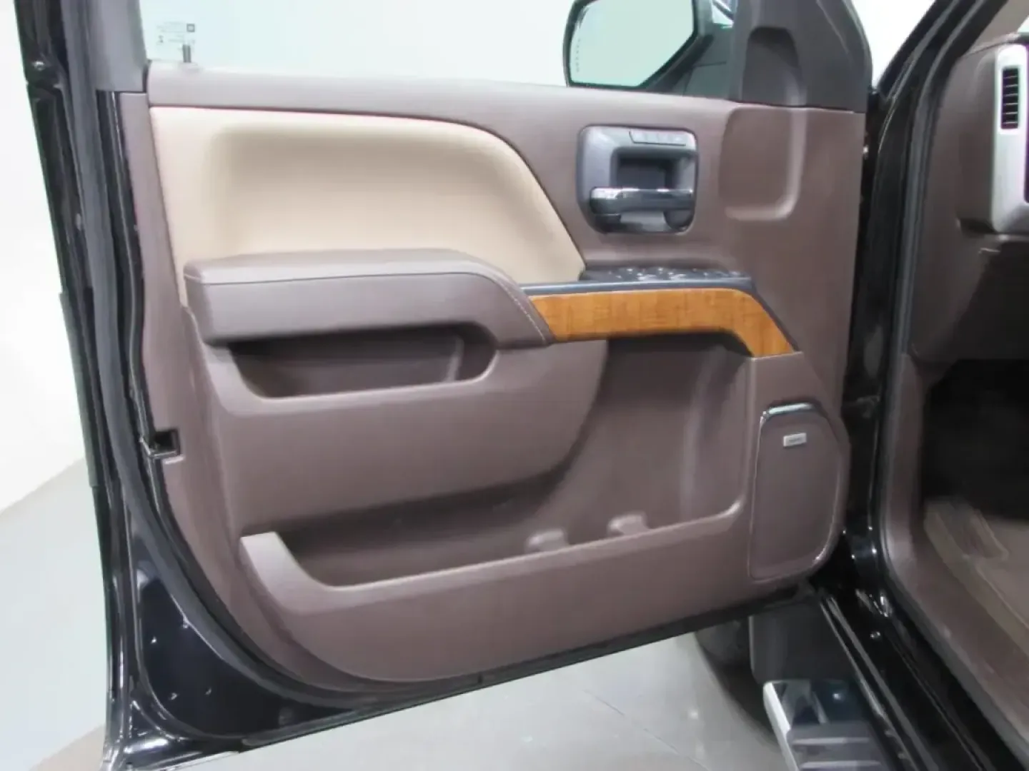 2018 /Cocoa/Dune GMC Sierra 1500 SLT (3GTU2NEC1JG) with an 5.3L V8 OHV 16V engine, 6A transmission, located at 12830 Highway 21, De Soto, MO, 63020, (636) 337-7777, 38.153099, -90.573624 - Need a truck that can handle weekday commutes in Jefferson County, weekend projects at home, and a spur-of-the-moment getaway down Highway 21? This 2018 GMC Sierra 1500 SLT Crew Cab 4WD is built for real life-comfortable enough for long drives, capable enough for tough jobs, and refined enough to fe - Photo#11