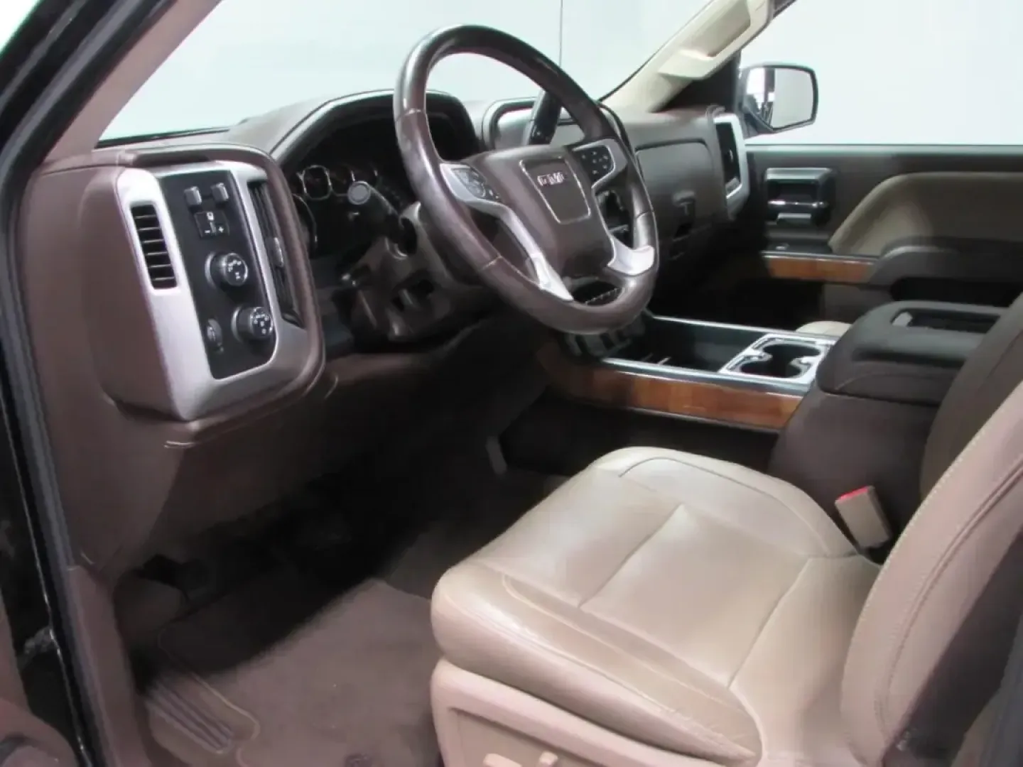 2018 /Cocoa/Dune GMC Sierra 1500 SLT (3GTU2NEC1JG) with an 5.3L V8 OHV 16V engine, 6A transmission, located at 12830 Highway 21, De Soto, MO, 63020, (636) 337-7777, 38.153099, -90.573624 - Need a truck that can handle weekday commutes in Jefferson County, weekend projects at home, and a spur-of-the-moment getaway down Highway 21? This 2018 GMC Sierra 1500 SLT Crew Cab 4WD is built for real life-comfortable enough for long drives, capable enough for tough jobs, and refined enough to fe - Photo#12