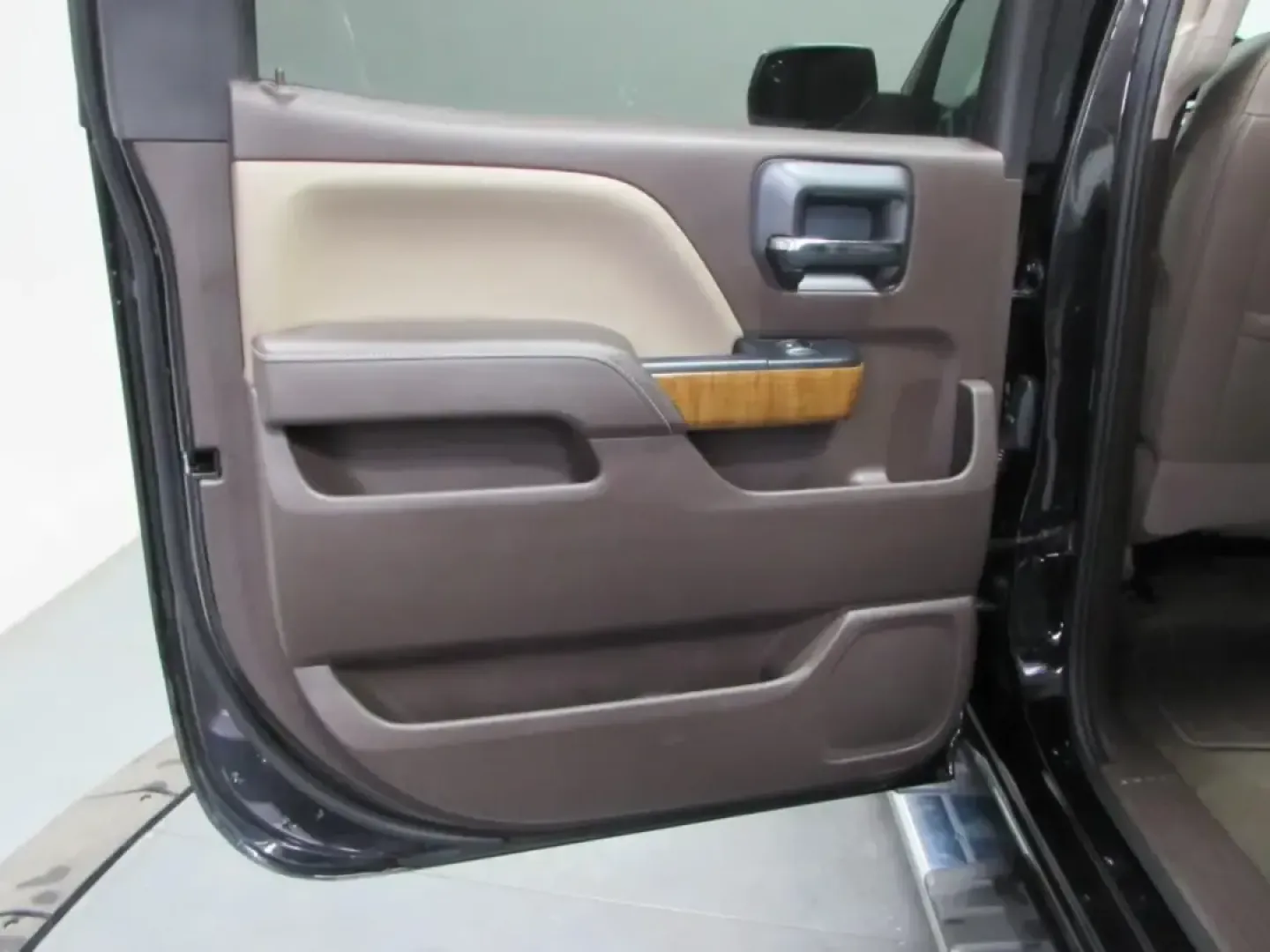 2018 /Cocoa/Dune GMC Sierra 1500 SLT (3GTU2NEC1JG) with an 5.3L V8 OHV 16V engine, 6A transmission, located at 12830 Highway 21, De Soto, MO, 63020, (636) 337-7777, 38.153099, -90.573624 - Need a truck that can handle weekday commutes in Jefferson County, weekend projects at home, and a spur-of-the-moment getaway down Highway 21? This 2018 GMC Sierra 1500 SLT Crew Cab 4WD is built for real life-comfortable enough for long drives, capable enough for tough jobs, and refined enough to fe - Photo#13