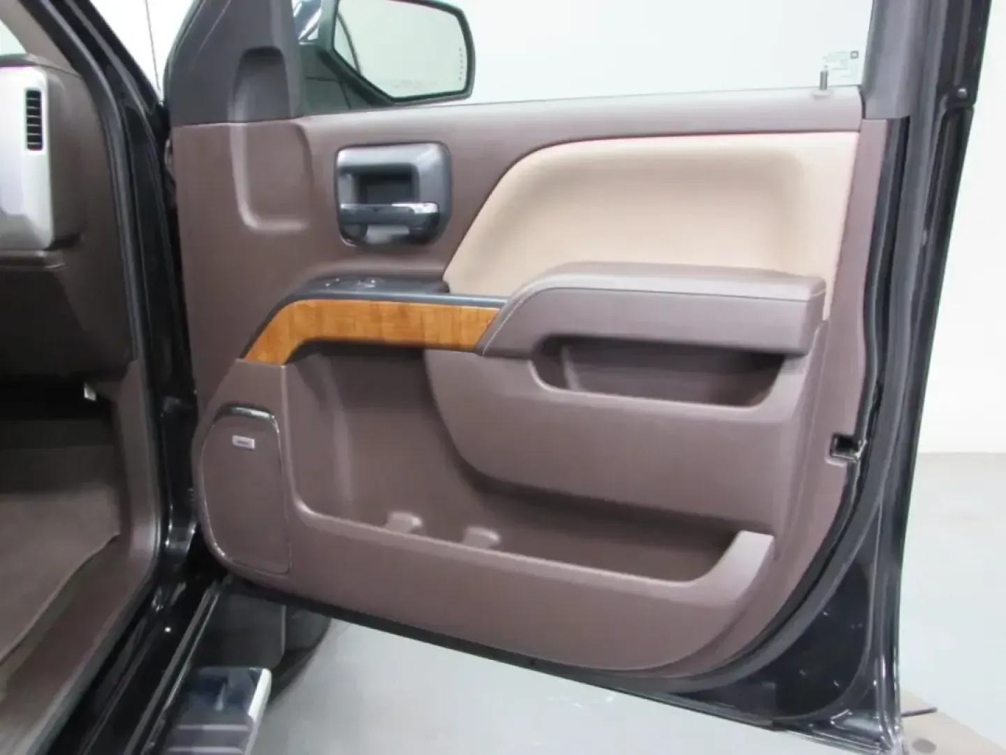 2018 /Cocoa/Dune GMC Sierra 1500 SLT (3GTU2NEC1JG) with an 5.3L V8 OHV 16V engine, 6A transmission, located at 12830 Highway 21, De Soto, MO, 63020, (636) 337-7777, 38.153099, -90.573624 - Need a truck that can handle weekday commutes in Jefferson County, weekend projects at home, and a spur-of-the-moment getaway down Highway 21? This 2018 GMC Sierra 1500 SLT Crew Cab 4WD is built for real life-comfortable enough for long drives, capable enough for tough jobs, and refined enough to fe - Photo#15