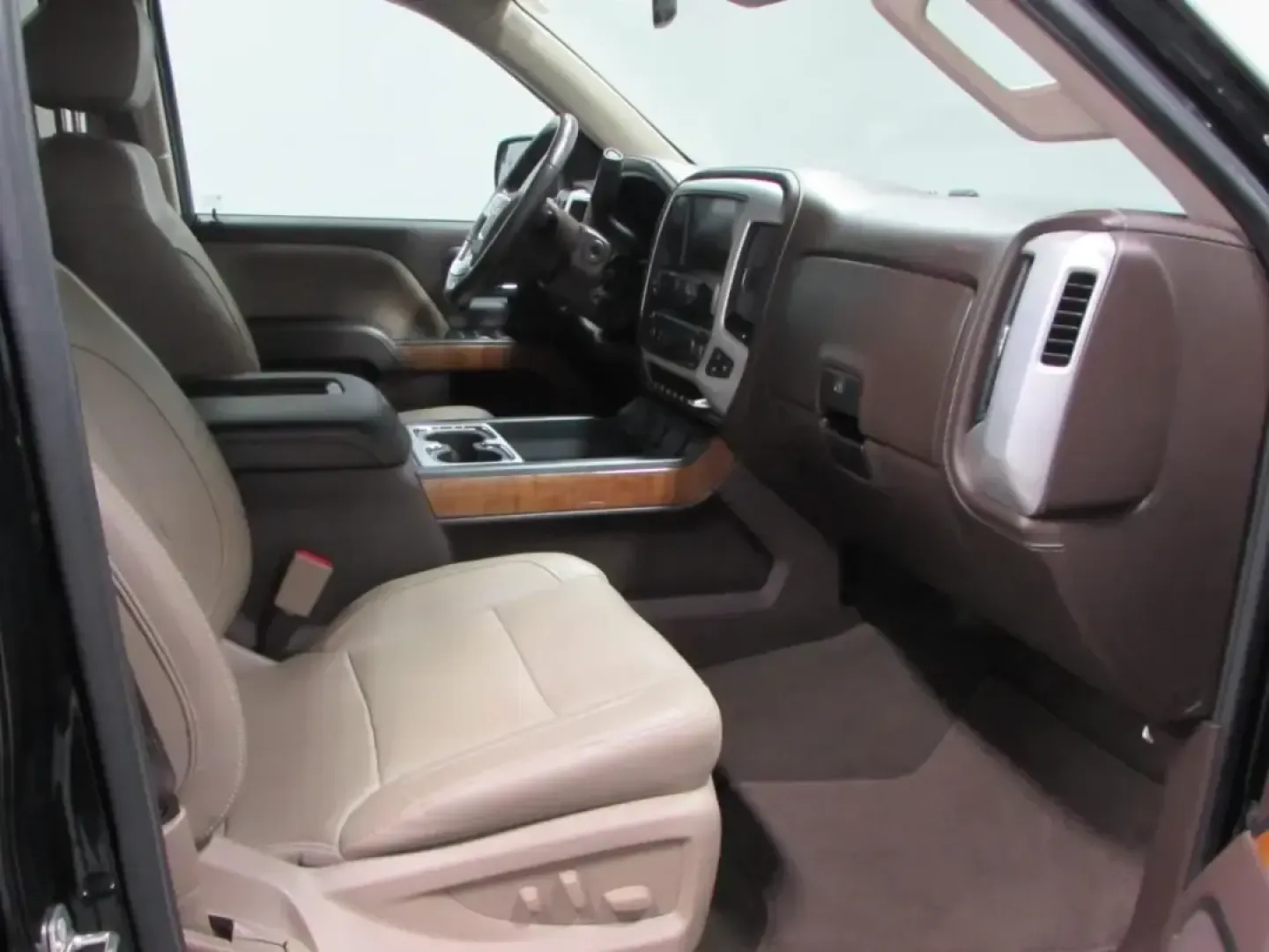 2018 /Cocoa/Dune GMC Sierra 1500 SLT (3GTU2NEC1JG) with an 5.3L V8 OHV 16V engine, 6A transmission, located at 12830 Highway 21, De Soto, MO, 63020, (636) 337-7777, 38.153099, -90.573624 - Need a truck that can handle weekday commutes in Jefferson County, weekend projects at home, and a spur-of-the-moment getaway down Highway 21? This 2018 GMC Sierra 1500 SLT Crew Cab 4WD is built for real life-comfortable enough for long drives, capable enough for tough jobs, and refined enough to fe - Photo#16