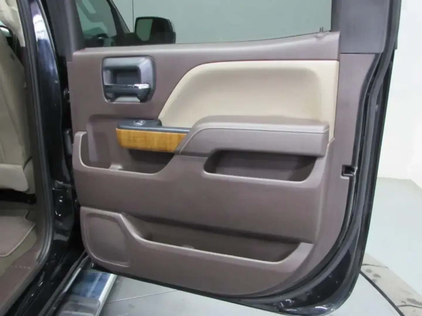 2018 /Cocoa/Dune GMC Sierra 1500 SLT (3GTU2NEC1JG) with an 5.3L V8 OHV 16V engine, 6A transmission, located at 12830 Highway 21, De Soto, MO, 63020, (636) 337-7777, 38.153099, -90.573624 - Need a truck that can handle weekday commutes in Jefferson County, weekend projects at home, and a spur-of-the-moment getaway down Highway 21? This 2018 GMC Sierra 1500 SLT Crew Cab 4WD is built for real life-comfortable enough for long drives, capable enough for tough jobs, and refined enough to fe - Photo#17