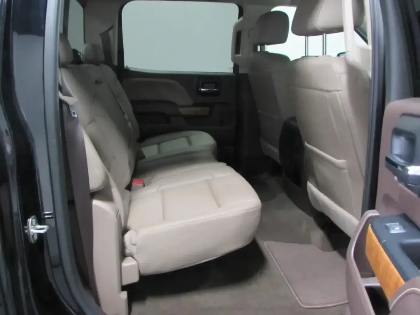 2018 /Cocoa/Dune GMC Sierra 1500 SLT (3GTU2NEC1JG) with an 5.3L V8 OHV 16V engine, 6A transmission, located at 12830 Highway 21, De Soto, MO, 63020, (636) 337-7777, 38.153099, -90.573624 - Need a truck that can handle weekday commutes in Jefferson County, weekend projects at home, and a spur-of-the-moment getaway down Highway 21? This 2018 GMC Sierra 1500 SLT Crew Cab 4WD is built for real life-comfortable enough for long drives, capable enough for tough jobs, and refined enough to fe - Photo#18