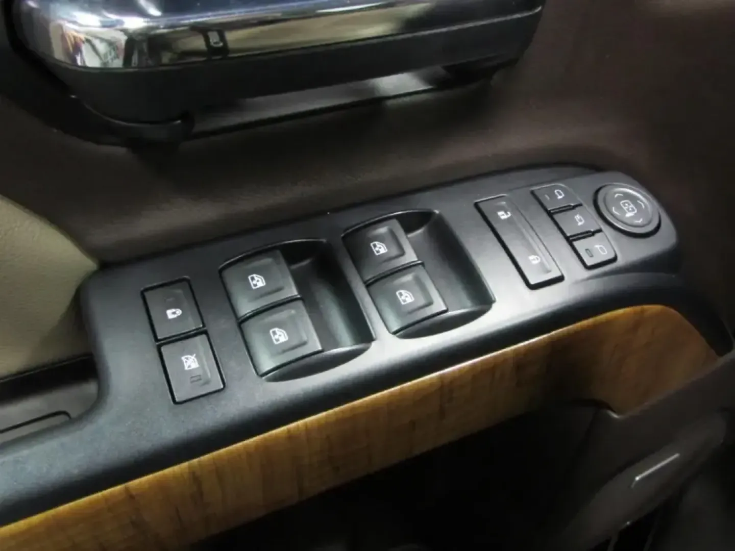 2018 /Cocoa/Dune GMC Sierra 1500 SLT (3GTU2NEC1JG) with an 5.3L V8 OHV 16V engine, 6A transmission, located at 12830 Highway 21, De Soto, MO, 63020, (636) 337-7777, 38.153099, -90.573624 - Need a truck that can handle weekday commutes in Jefferson County, weekend projects at home, and a spur-of-the-moment getaway down Highway 21? This 2018 GMC Sierra 1500 SLT Crew Cab 4WD is built for real life-comfortable enough for long drives, capable enough for tough jobs, and refined enough to fe - Photo#19