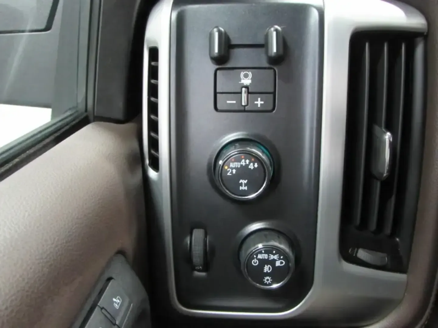 2018 /Cocoa/Dune GMC Sierra 1500 SLT (3GTU2NEC1JG) with an 5.3L V8 OHV 16V engine, 6A transmission, located at 12830 Highway 21, De Soto, MO, 63020, (636) 337-7777, 38.153099, -90.573624 - Need a truck that can handle weekday commutes in Jefferson County, weekend projects at home, and a spur-of-the-moment getaway down Highway 21? This 2018 GMC Sierra 1500 SLT Crew Cab 4WD is built for real life-comfortable enough for long drives, capable enough for tough jobs, and refined enough to fe - Photo#22