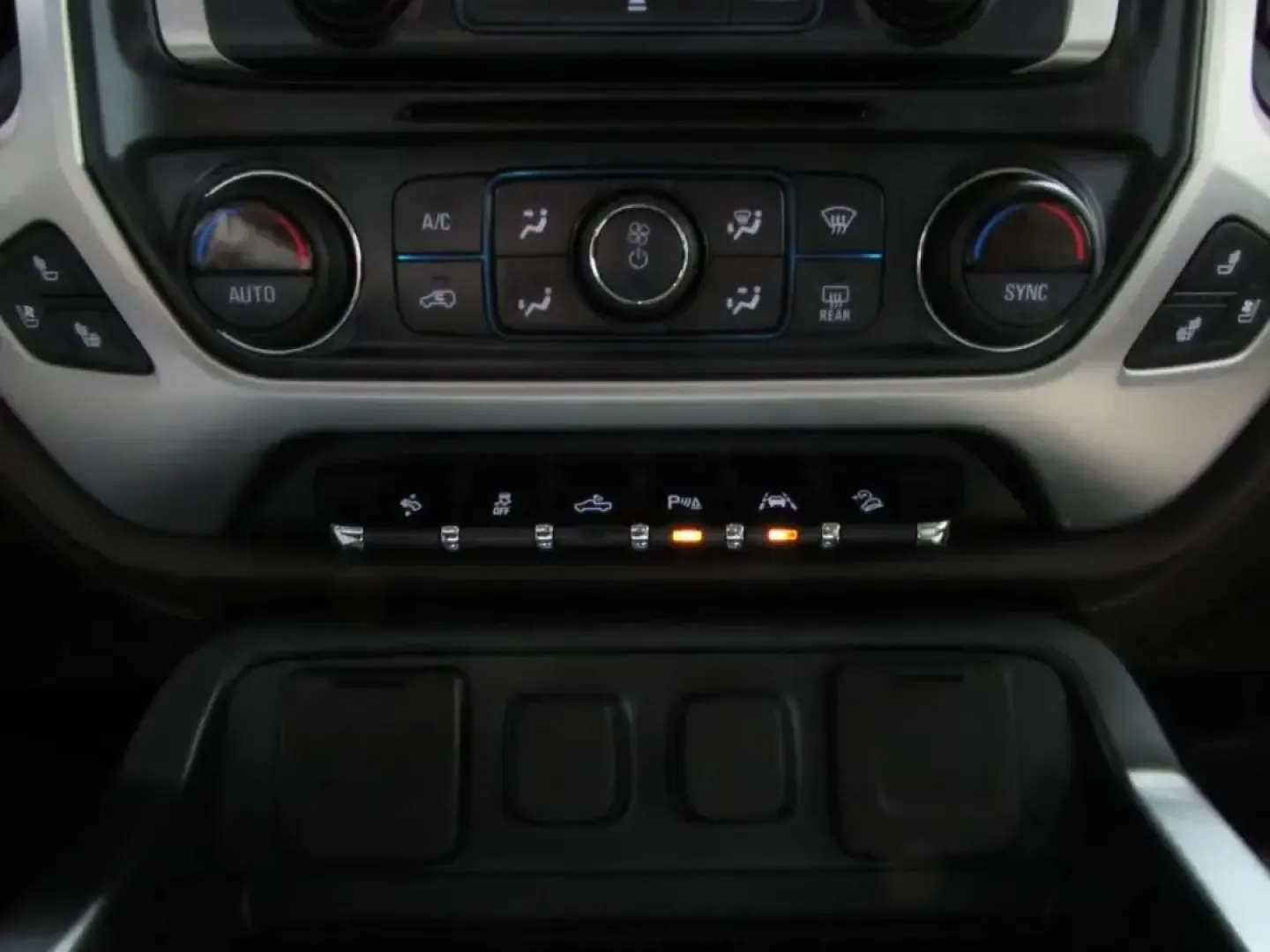 2018 /Cocoa/Dune GMC Sierra 1500 SLT (3GTU2NEC1JG) with an 5.3L V8 OHV 16V engine, 6A transmission, located at 12830 Highway 21, De Soto, MO, 63020, (636) 337-7777, 38.153099, -90.573624 - Need a truck that can handle weekday commutes in Jefferson County, weekend projects at home, and a spur-of-the-moment getaway down Highway 21? This 2018 GMC Sierra 1500 SLT Crew Cab 4WD is built for real life-comfortable enough for long drives, capable enough for tough jobs, and refined enough to fe - Photo#28