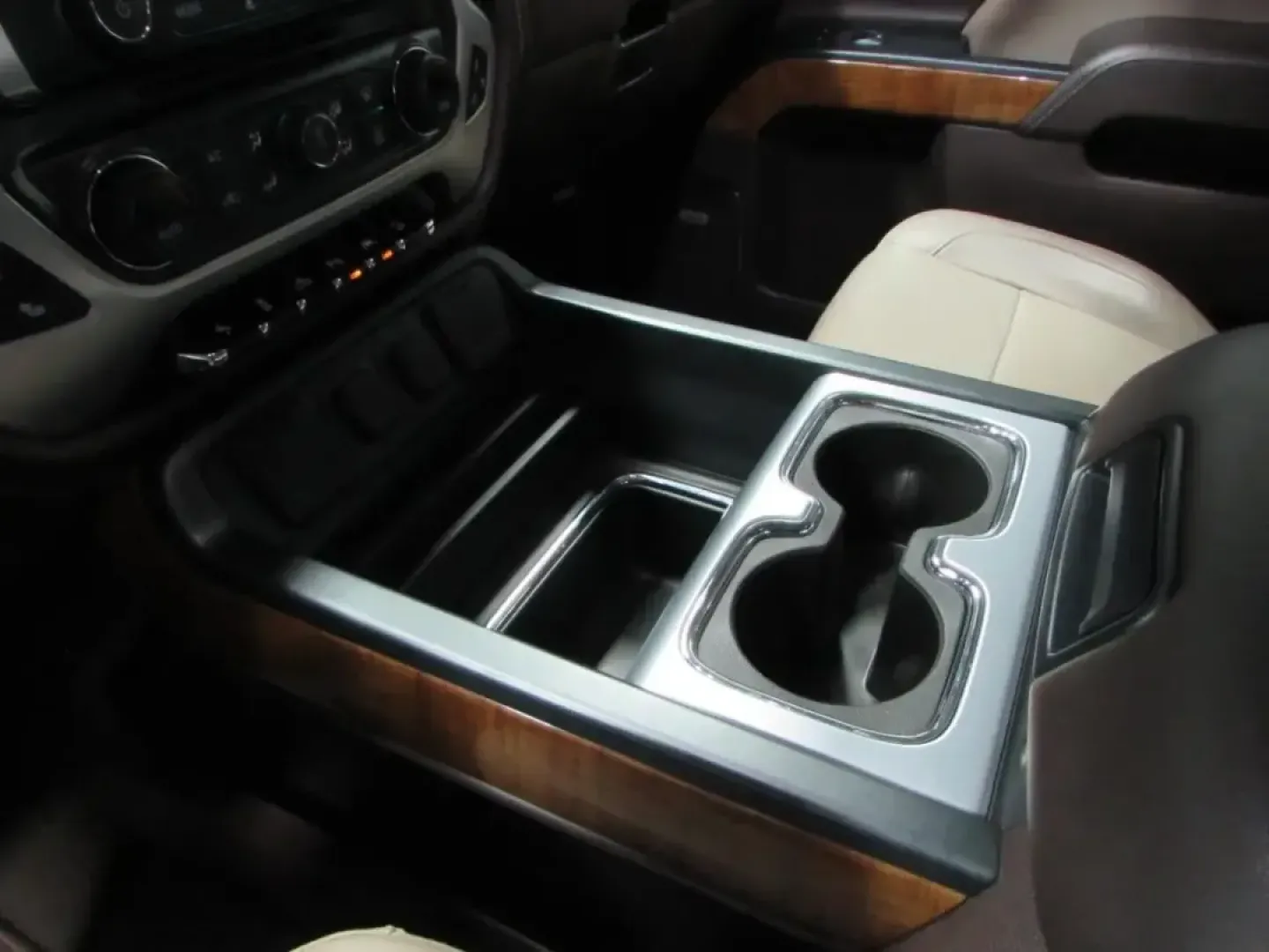 2018 /Cocoa/Dune GMC Sierra 1500 SLT (3GTU2NEC1JG) with an 5.3L V8 OHV 16V engine, 6A transmission, located at 12830 Highway 21, De Soto, MO, 63020, (636) 337-7777, 38.153099, -90.573624 - Need a truck that can handle weekday commutes in Jefferson County, weekend projects at home, and a spur-of-the-moment getaway down Highway 21? This 2018 GMC Sierra 1500 SLT Crew Cab 4WD is built for real life-comfortable enough for long drives, capable enough for tough jobs, and refined enough to fe - Photo#31