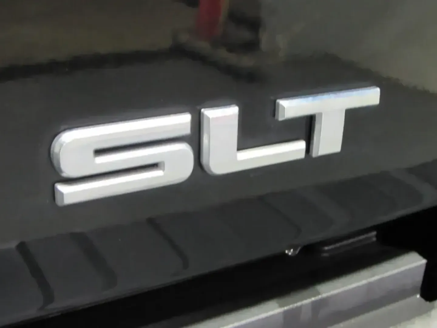 2018 /Cocoa/Dune GMC Sierra 1500 SLT (3GTU2NEC1JG) with an 5.3L V8 OHV 16V engine, 6A transmission, located at 12830 Highway 21, De Soto, MO, 63020, (636) 337-7777, 38.153099, -90.573624 - Need a truck that can handle weekday commutes in Jefferson County, weekend projects at home, and a spur-of-the-moment getaway down Highway 21? This 2018 GMC Sierra 1500 SLT Crew Cab 4WD is built for real life-comfortable enough for long drives, capable enough for tough jobs, and refined enough to fe - Photo#34