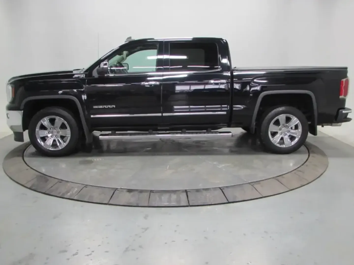 2018 /Cocoa/Dune GMC Sierra 1500 SLT (3GTU2NEC1JG) with an 5.3L V8 OHV 16V engine, 6A transmission, located at 12830 Highway 21, De Soto, MO, 63020, (636) 337-7777, 38.153099, -90.573624 - Need a truck that can handle weekday commutes in Jefferson County, weekend projects at home, and a spur-of-the-moment getaway down Highway 21? This 2018 GMC Sierra 1500 SLT Crew Cab 4WD is built for real life-comfortable enough for long drives, capable enough for tough jobs, and refined enough to fe - Photo#3