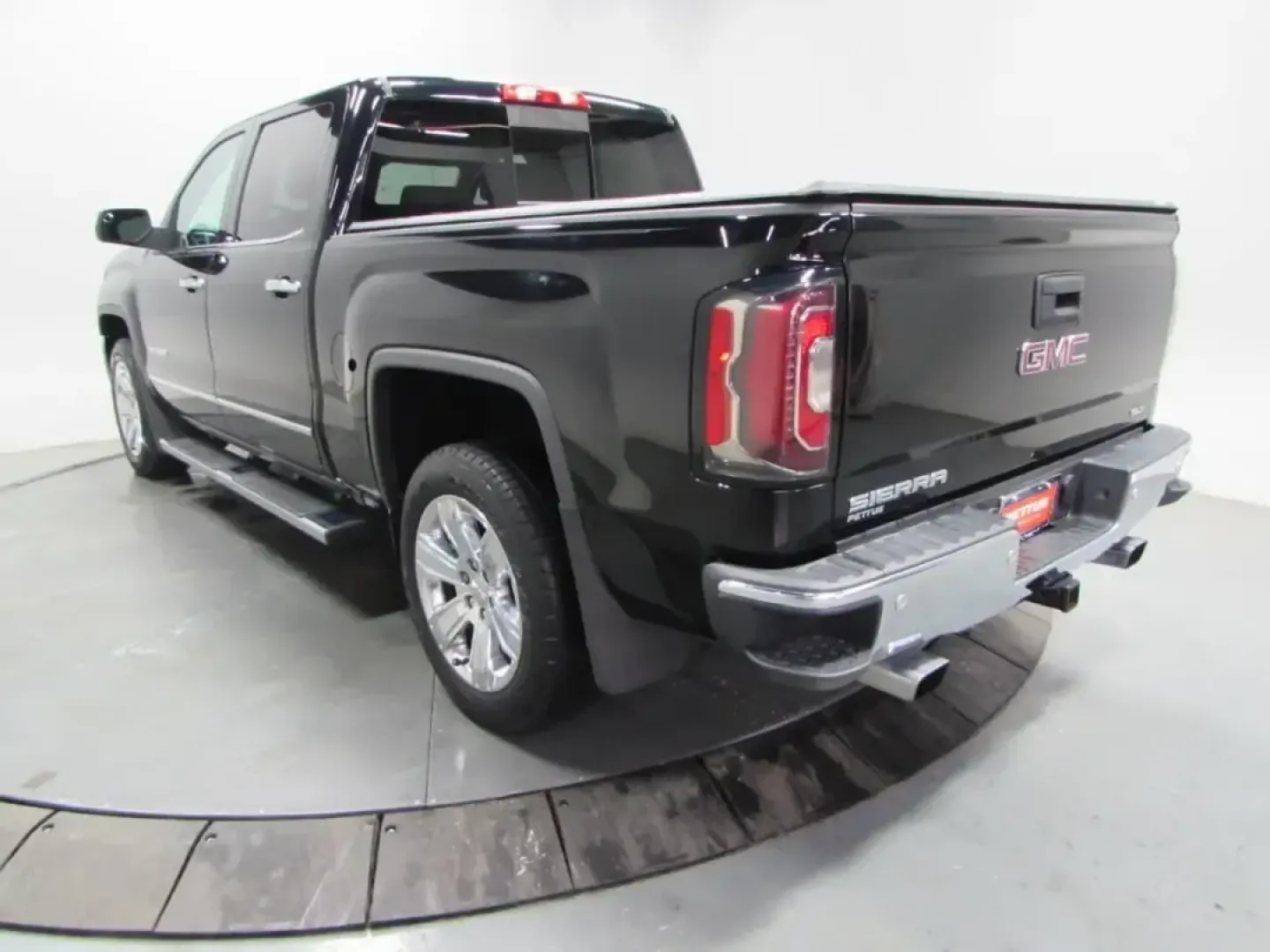 2018 /Cocoa/Dune GMC Sierra 1500 SLT (3GTU2NEC1JG) with an 5.3L V8 OHV 16V engine, 6A transmission, located at 12830 Highway 21, De Soto, MO, 63020, (636) 337-7777, 38.153099, -90.573624 - Need a truck that can handle weekday commutes in Jefferson County, weekend projects at home, and a spur-of-the-moment getaway down Highway 21? This 2018 GMC Sierra 1500 SLT Crew Cab 4WD is built for real life-comfortable enough for long drives, capable enough for tough jobs, and refined enough to fe - Photo#4