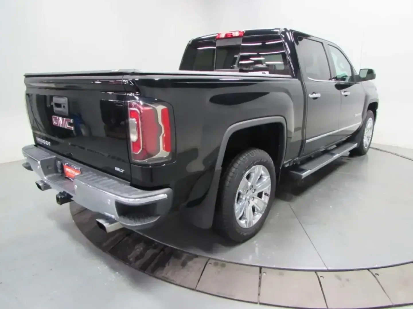 2018 /Cocoa/Dune GMC Sierra 1500 SLT (3GTU2NEC1JG) with an 5.3L V8 OHV 16V engine, 6A transmission, located at 12830 Highway 21, De Soto, MO, 63020, (636) 337-7777, 38.153099, -90.573624 - Need a truck that can handle weekday commutes in Jefferson County, weekend projects at home, and a spur-of-the-moment getaway down Highway 21? This 2018 GMC Sierra 1500 SLT Crew Cab 4WD is built for real life-comfortable enough for long drives, capable enough for tough jobs, and refined enough to fe - Photo#6