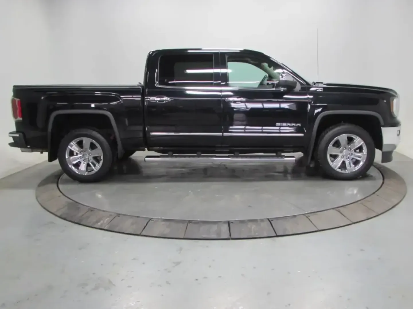 2018 /Cocoa/Dune GMC Sierra 1500 SLT (3GTU2NEC1JG) with an 5.3L V8 OHV 16V engine, 6A transmission, located at 12830 Highway 21, De Soto, MO, 63020, (636) 337-7777, 38.153099, -90.573624 - Need a truck that can handle weekday commutes in Jefferson County, weekend projects at home, and a spur-of-the-moment getaway down Highway 21? This 2018 GMC Sierra 1500 SLT Crew Cab 4WD is built for real life-comfortable enough for long drives, capable enough for tough jobs, and refined enough to fe - Photo#7