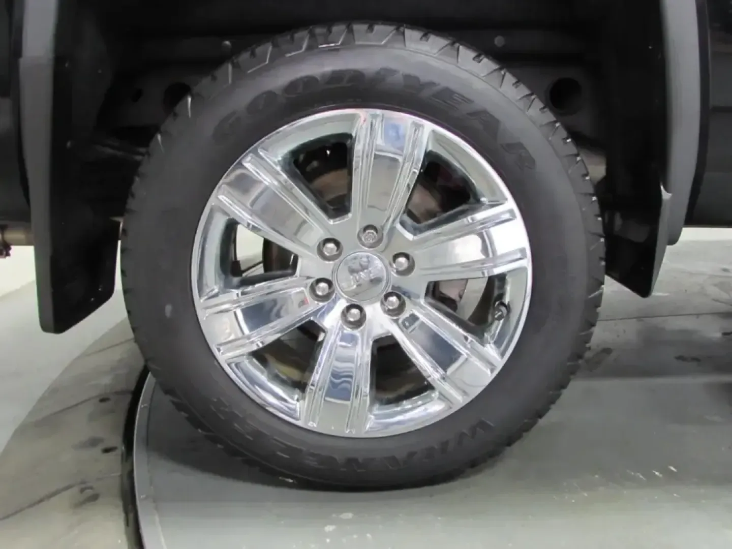 2018 /Cocoa/Dune GMC Sierra 1500 SLT (3GTU2NEC1JG) with an 5.3L V8 OHV 16V engine, 6A transmission, located at 12830 Highway 21, De Soto, MO, 63020, (636) 337-7777, 38.153099, -90.573624 - Need a truck that can handle weekday commutes in Jefferson County, weekend projects at home, and a spur-of-the-moment getaway down Highway 21? This 2018 GMC Sierra 1500 SLT Crew Cab 4WD is built for real life-comfortable enough for long drives, capable enough for tough jobs, and refined enough to fe - Photo#8