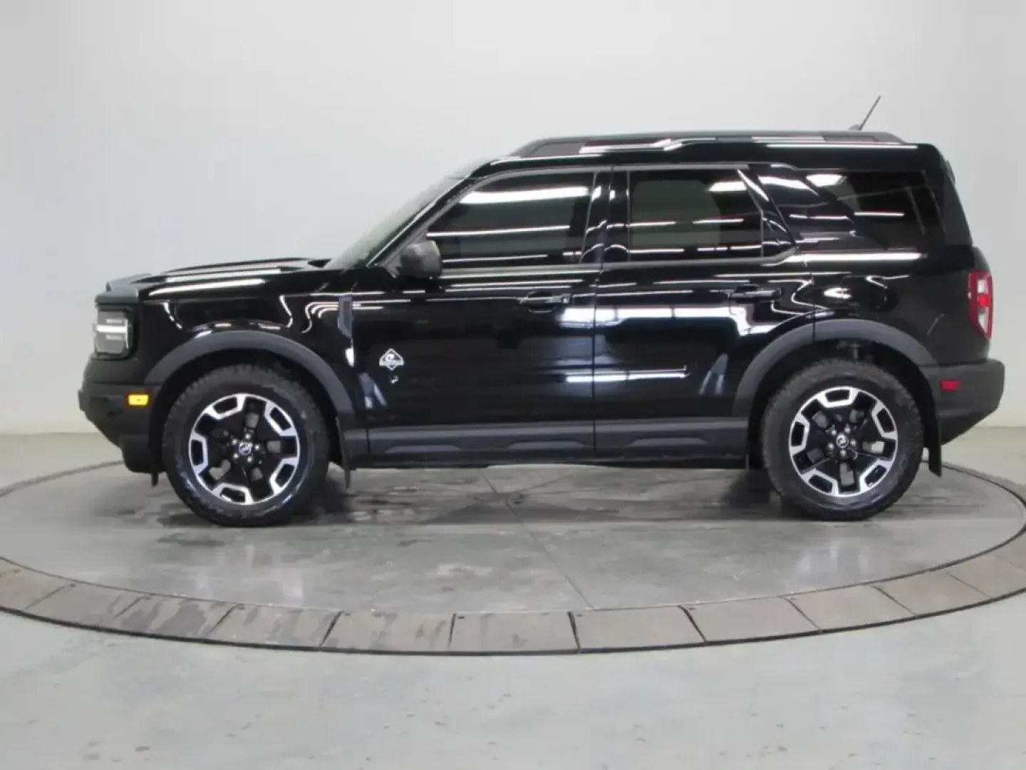 2021 /Ebony/Brown Ford Bronco Sport Outer Banks (3FMCR9C69MR) with an 1.5L L3 engine, Automatic transmission, located at 12830 Highway 21, De Soto, MO, 63020, (636) 337-7777, 38.153099, -90.573624 - Weekday commutes down Highway 21, weekend escapes to Washington State Park, or a spontaneous road trip along I55-this 2021 Ford Bronco Sport Outer Banks is built for Missouri life when you want one SUV that can do it all. With Four Wheel Drive and a confident, easy-to-drive size, it's a smart pick f - Photo#3