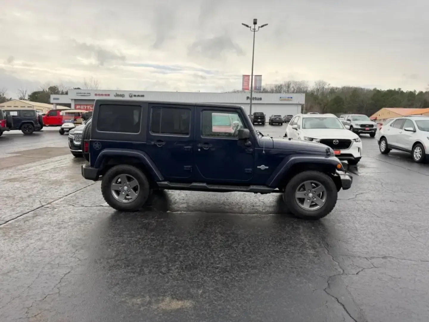 2013 /Black Interior Leather Trimmed Jeep Wrangler Unlimited Freedom Edition (1C4BJWDG7DL) with an 3.6L SMPI 24V VVT V6 engine, Automatic transmission, located at 970 Woodlawn Dr., Farmington, MO, 63640, (573) 431-7800, 37.825642, -90.468674 - Weekend trail runs, summer float trips, and spontaneous road trips down Highway 67 feel a lot more possible when your SUV is built for adventure and everyday practicality. This 2013 Jeep Wrangler Unlimited Freedom Edition is the kind of vehicle that fits an active Missouri lifestyle-roomy enough for - Photo#1