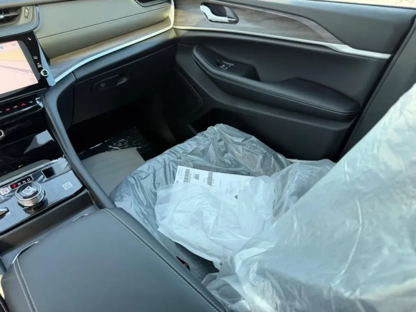 2026 /Global Black Leather Jeep Grand Cherokee Laredo (1C4RJHARXTC) with an 2.0L engine, 8A transmission, located at 970 Woodlawn Dr., Farmington, MO, 63640, (573) 431-7800, 37.825642, -90.468674 - Whether your weekends are spent packing up for a family getaway to St. Joe State Park, commuting down US-67, or chasing fall colors along the backroads near Farmington, the 2026 Jeep Grand Cherokee Laredo is built for the do-it-all lifestyle. With just 43 miles, this Balti Gray SUV feels practically - Photo#18