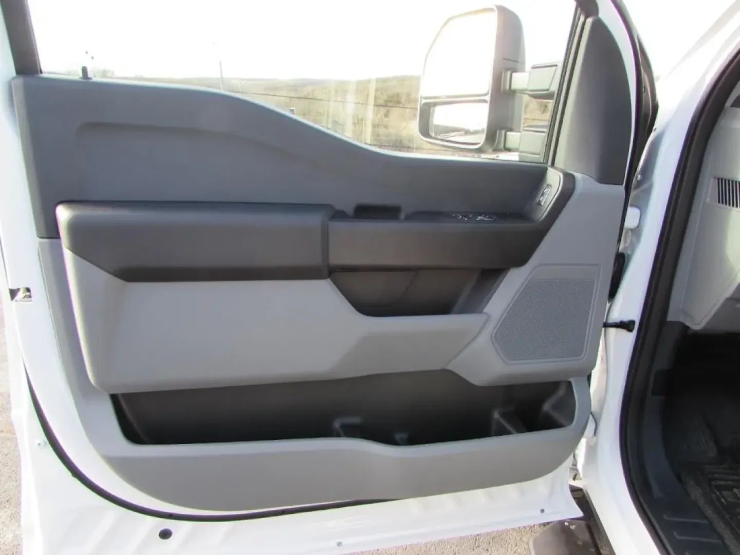 2025 /Medium Dark Slate Ford F-250SD XL (1FTBF2BA8SE) with an 6.8L V8 OHV 16V engine, 6A transmission, located at 12830 Highway 21, De Soto, MO, 63020, (636) 337-7777, 38.153099, -90.573624 - Built for early-morning jobsite runs, weekend towing, and long-haul road trips through Missouri, this 2025 Ford Super Duty F-250 SRW XLT 4WD is the kind of truck that fits a real working lifestyle. Whether you're hauling materials to a build in Jefferson County, pulling a trailer out toward the Ozar - Photo#11