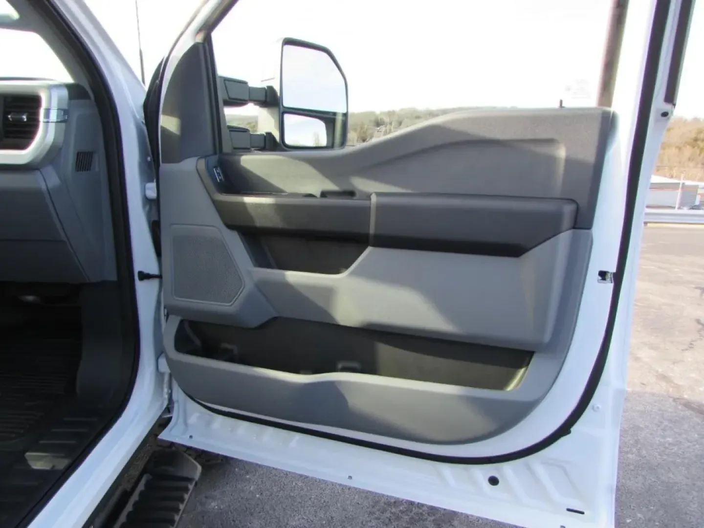 2025 /Medium Dark Slate Ford F-250SD XL (1FTBF2BA8SE) with an 6.8L V8 OHV 16V engine, 6A transmission, located at 12830 Highway 21, De Soto, MO, 63020, (636) 337-7777, 38.153099, -90.573624 - Built for early-morning jobsite runs, weekend towing, and long-haul road trips through Missouri, this 2025 Ford Super Duty F-250 SRW XLT 4WD is the kind of truck that fits a real working lifestyle. Whether you're hauling materials to a build in Jefferson County, pulling a trailer out toward the Ozar - Photo#13