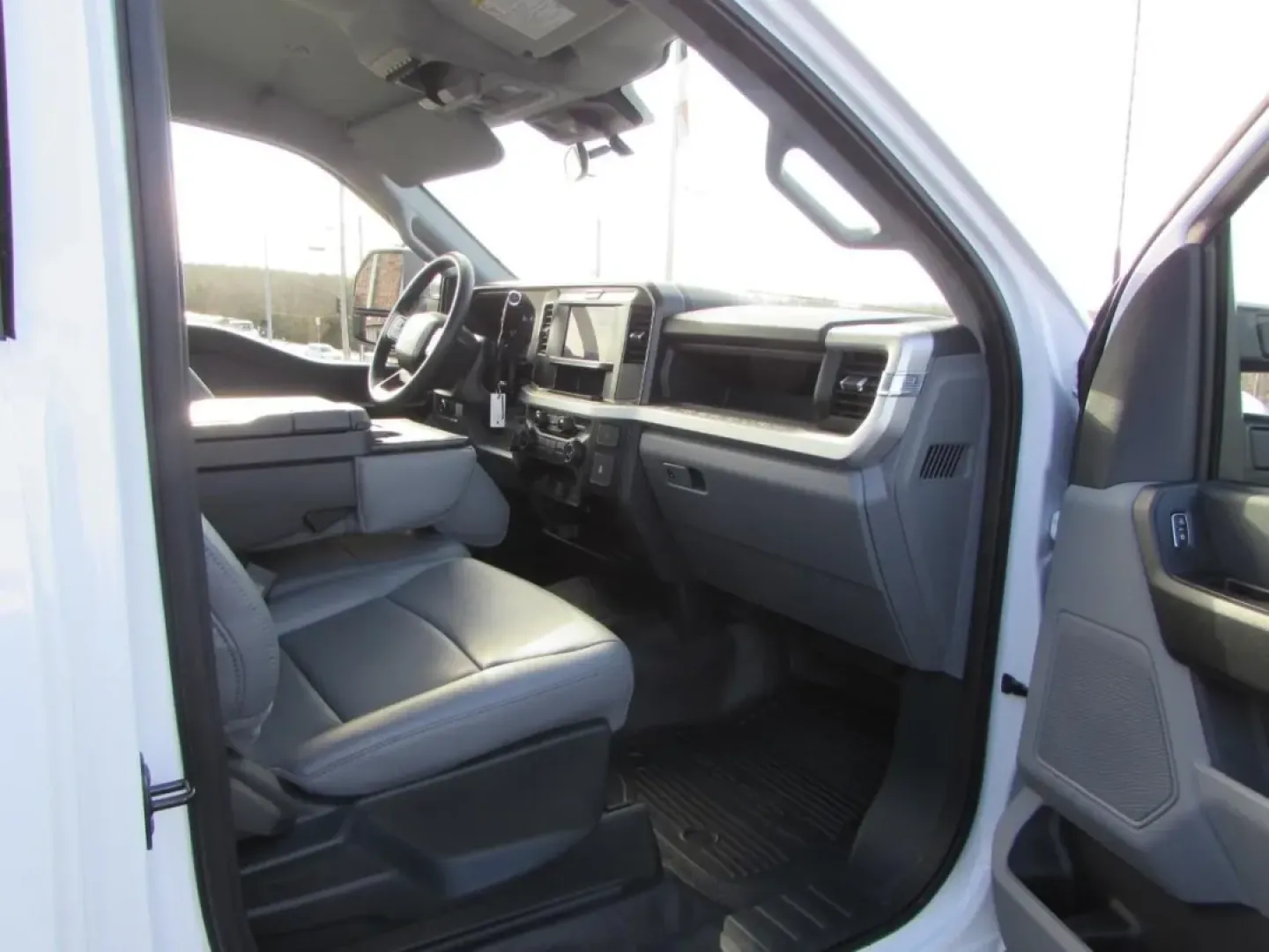 2025 /Medium Dark Slate Ford F-250SD XL (1FTBF2BA8SE) with an 6.8L V8 OHV 16V engine, 6A transmission, located at 12830 Highway 21, De Soto, MO, 63020, (636) 337-7777, 38.153099, -90.573624 - Built for early-morning jobsite runs, weekend towing, and long-haul road trips through Missouri, this 2025 Ford Super Duty F-250 SRW XLT 4WD is the kind of truck that fits a real working lifestyle. Whether you're hauling materials to a build in Jefferson County, pulling a trailer out toward the Ozar - Photo#14