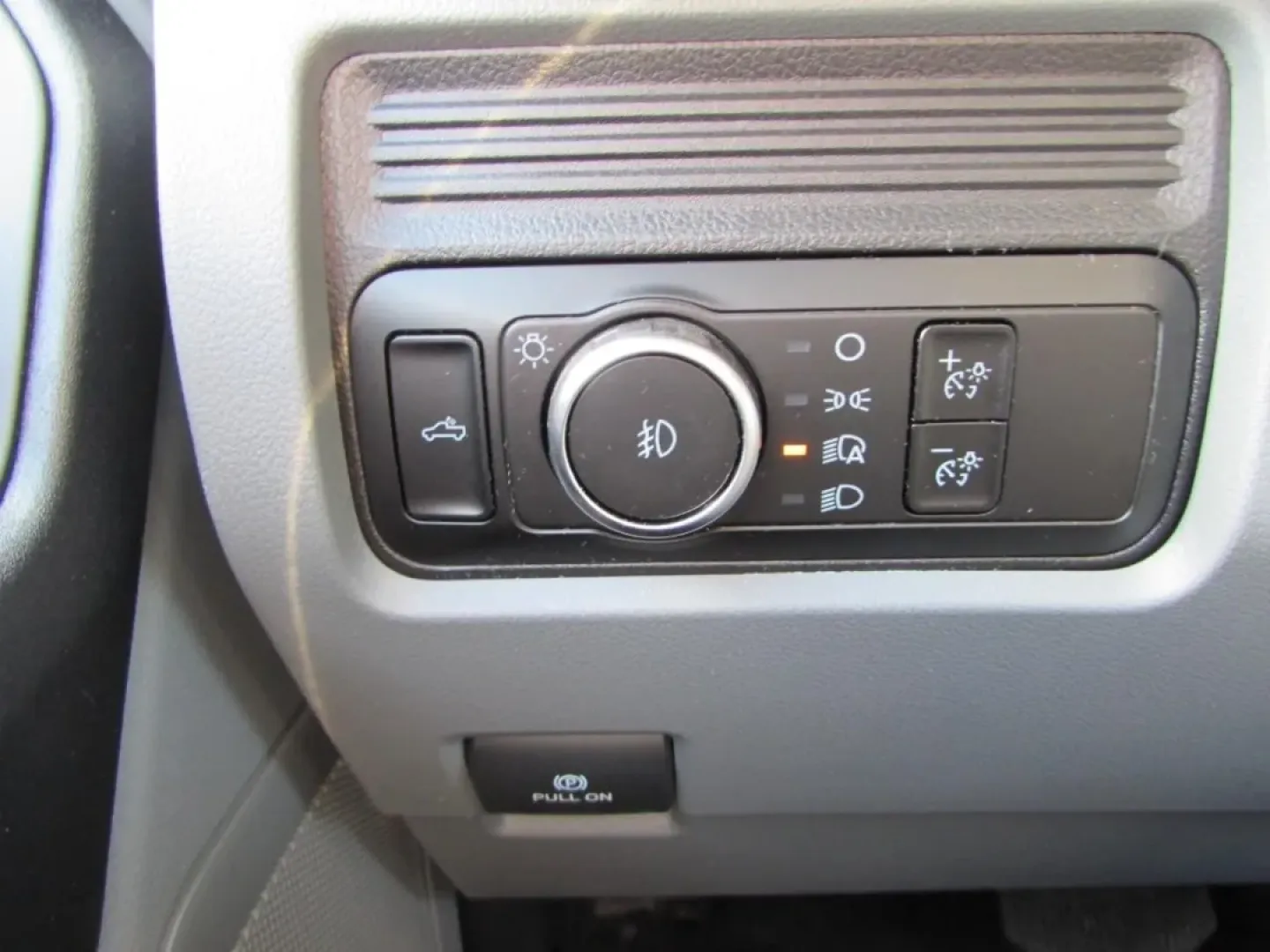 2025 /Medium Dark Slate Ford F-250SD XL (1FTBF2BA8SE) with an 6.8L V8 OHV 16V engine, 6A transmission, located at 12830 Highway 21, De Soto, MO, 63020, (636) 337-7777, 38.153099, -90.573624 - Built for early-morning jobsite runs, weekend towing, and long-haul road trips through Missouri, this 2025 Ford Super Duty F-250 SRW XLT 4WD is the kind of truck that fits a real working lifestyle. Whether you're hauling materials to a build in Jefferson County, pulling a trailer out toward the Ozar - Photo#19