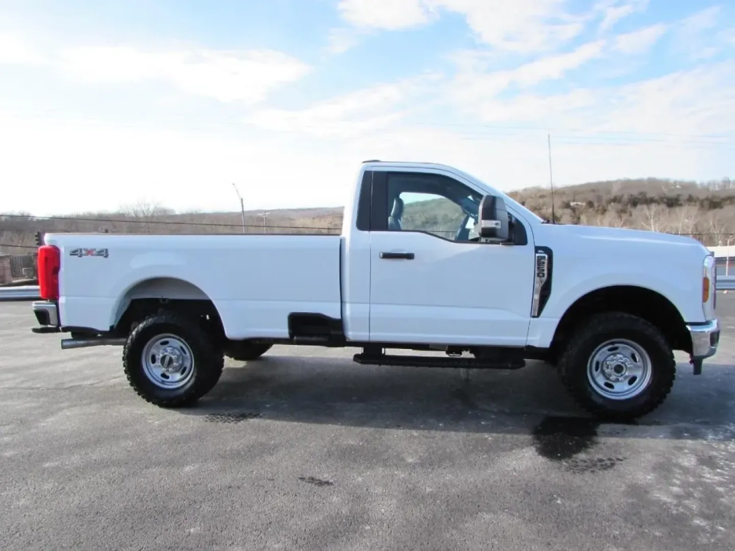 2025 /Medium Dark Slate Ford F-250SD XL (1FTBF2BA8SE) with an 6.8L V8 OHV 16V engine, 6A transmission, located at 12830 Highway 21, De Soto, MO, 63020, (636) 337-7777, 38.153099, -90.573624 - Built for early-morning jobsite runs, weekend towing, and long-haul road trips through Missouri, this 2025 Ford Super Duty F-250 SRW XLT 4WD is the kind of truck that fits a real working lifestyle. Whether you're hauling materials to a build in Jefferson County, pulling a trailer out toward the Ozar - Photo#4