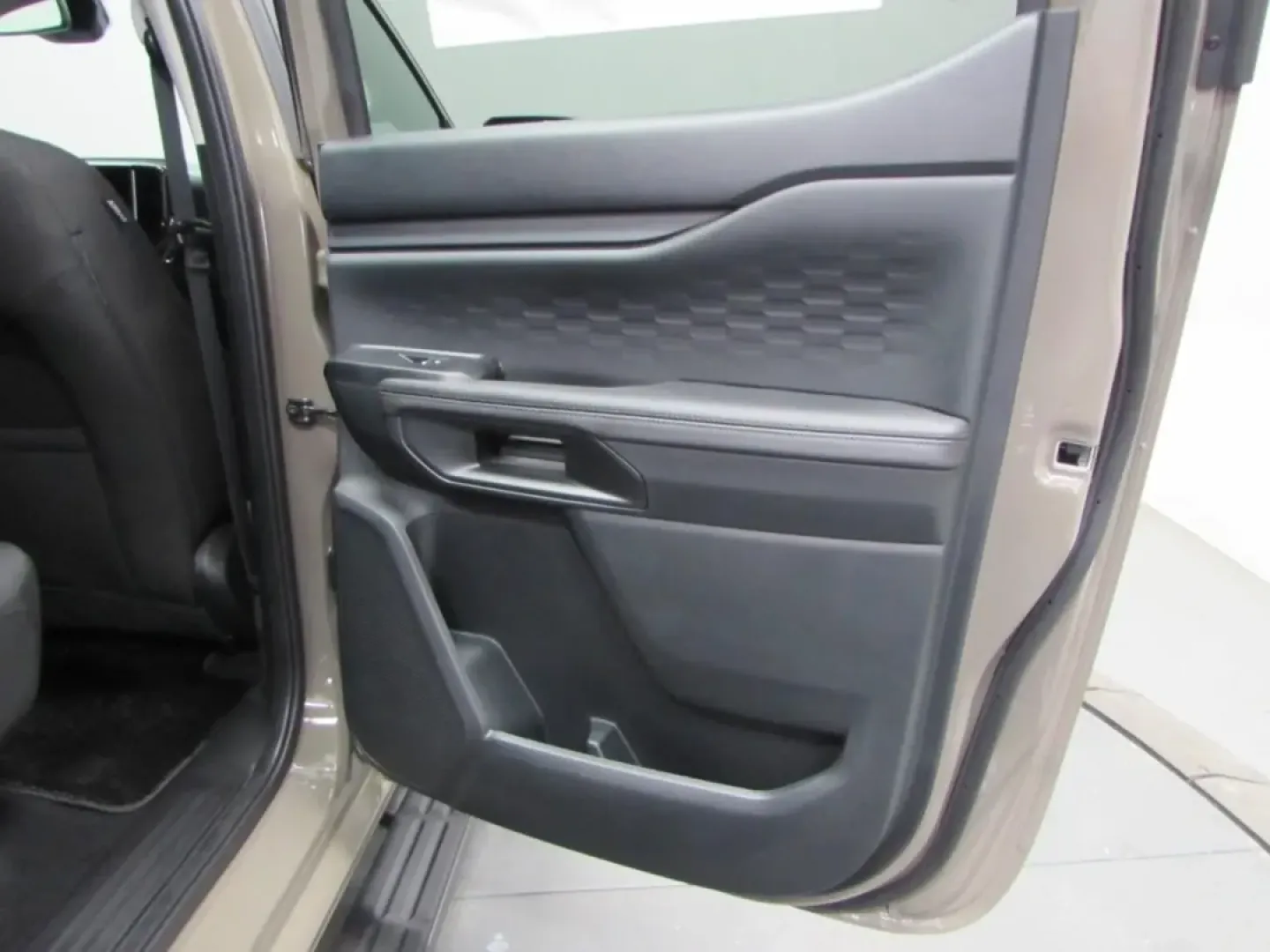 2026 /Ebony Ford Ranger XLT (1FTER4HP0TL) with an 2.7L V6 engine, Automatic transmission, located at 12836 Highway 21, De Soto, MO, 63020, (636) 337-7777, 38.151867, -90.575615 - If your weekends revolve around lake days, campsite check-ins, and hauling gear down Missouri backroads-and your weekdays still demand a comfortable, confidence-inspiring commute-this 2026 Ford Ranger XLT is built for that kind of real life. With just 5 miles on the odometer, it delivers that new-tr - Photo#17