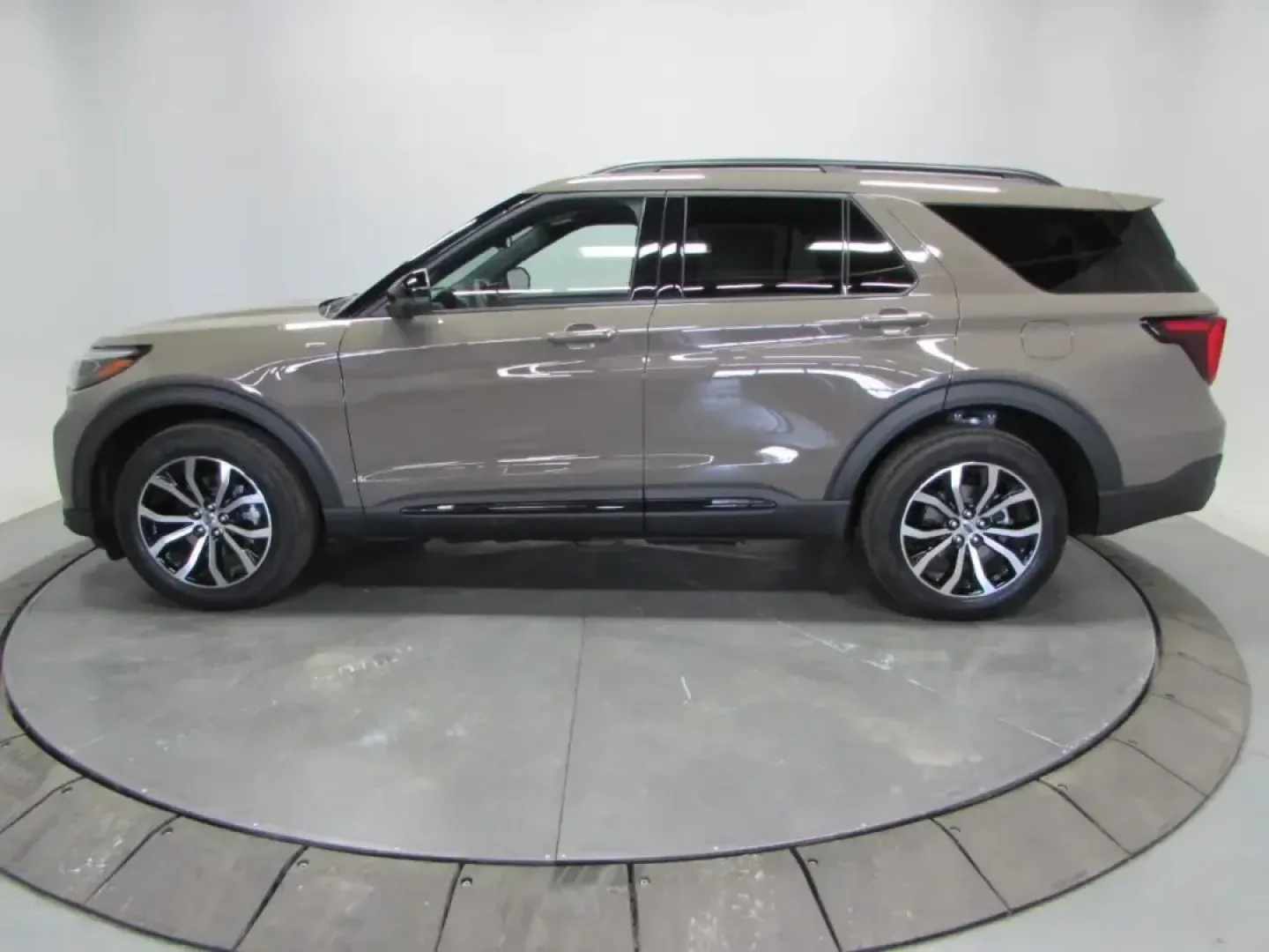 2026 Ford Explorer ST-Line (1FMUK8KH3TG) with an 2.3L EcoBoost I-4 engine, Automatic transmission, located at 12836 Highway 21, De Soto, MO, 63020, (636) 337-7777, 38.151867, -90.575615 - Whether your week is packed with school drop-offs, I55 commuting, and grocery runs-or you're planning a spontaneous weekend escape to Washington State Park-this 2026 Ford Explorer ST-Line is built to keep life moving in comfort and confidence. With just **5 miles** on the odometer, it delivers that - Photo#3