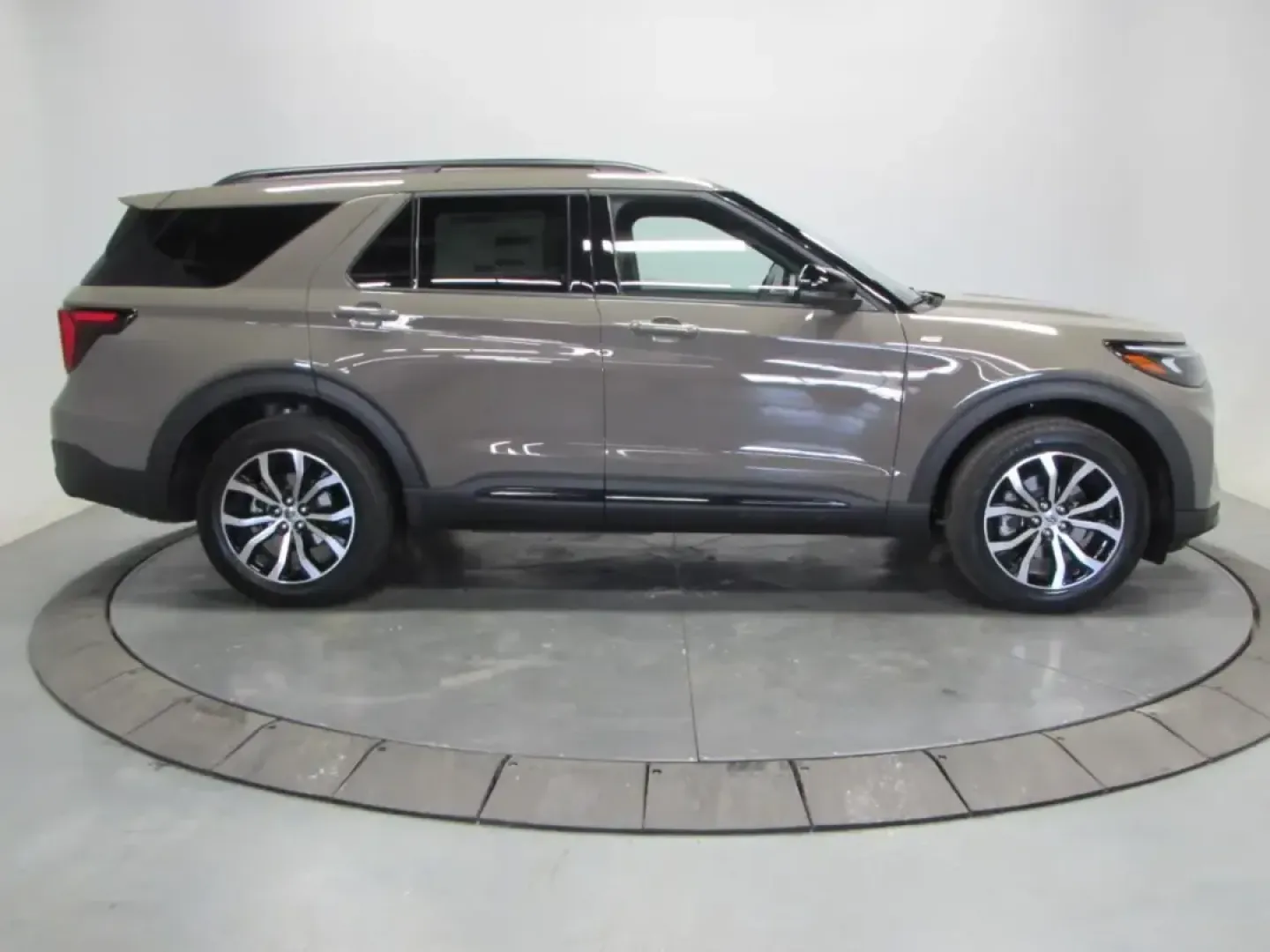 2026 Ford Explorer ST-Line (1FMUK8KH3TG) with an 2.3L EcoBoost I-4 engine, Automatic transmission, located at 12836 Highway 21, De Soto, MO, 63020, (636) 337-7777, 38.151867, -90.575615 - Whether your week is packed with school drop-offs, I55 commuting, and grocery runs-or you're planning a spontaneous weekend escape to Washington State Park-this 2026 Ford Explorer ST-Line is built to keep life moving in comfort and confidence. With just **5 miles** on the odometer, it delivers that - Photo#7