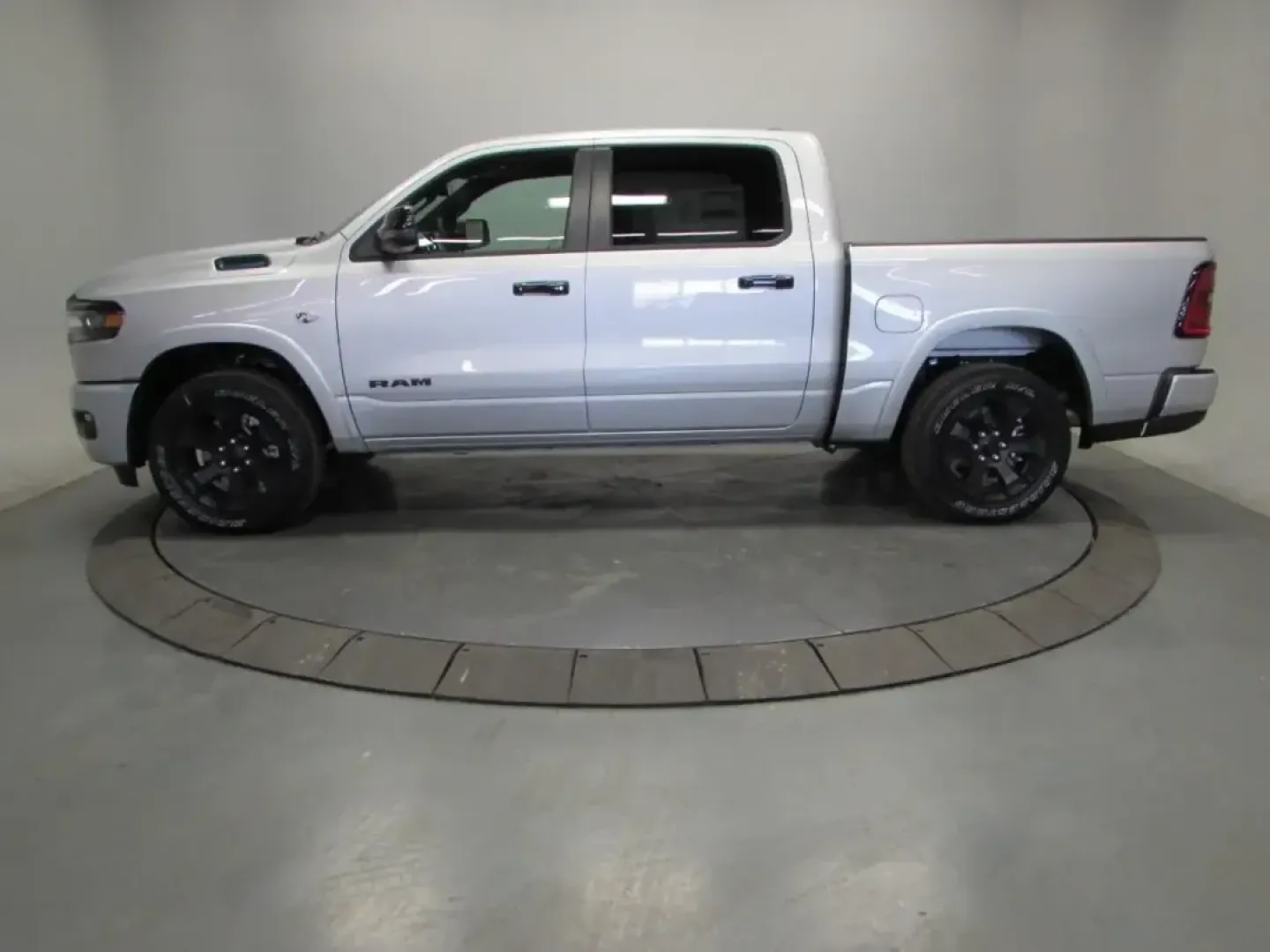 2026 /Black Ram 1500 Big Horn/Lone Star (1C6SRFFT2TN) with an 5.7L V8 OHV 16V engine, 8A transmission, located at 12830 Highway 21, De Soto, MO, 63020, (636) 337-7777, 38.153099, -90.573624 - Weekend lake runs to Washington State Park, early-morning commutes up Highway 21, and hauling weekend projects without breaking a sweat-this 2026 Ram 1500 Big Horn 4x4 is built for the De Soto lifestyle. With just 5 miles on the odometer, it delivers that new-truck feel while still fitting shoppers - Photo#3